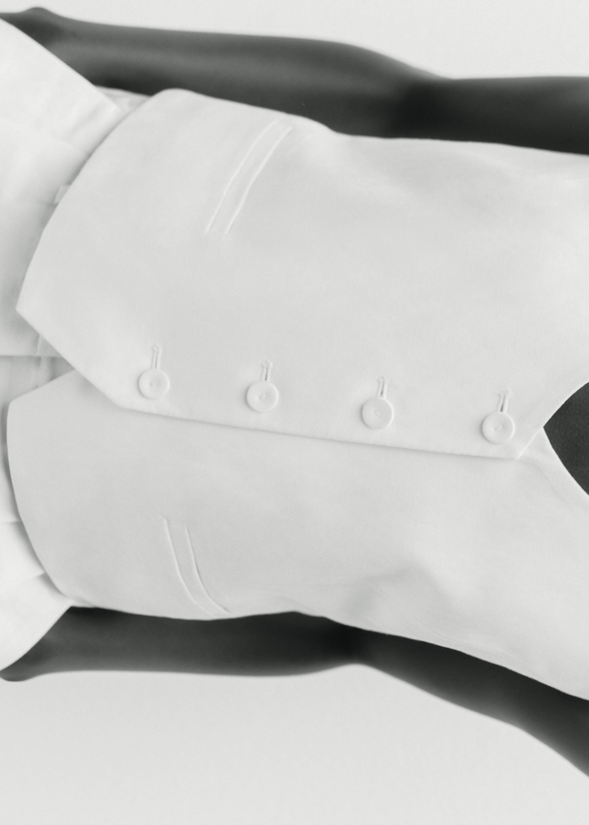 Linen waistcoat with buttons - Details of the article 6