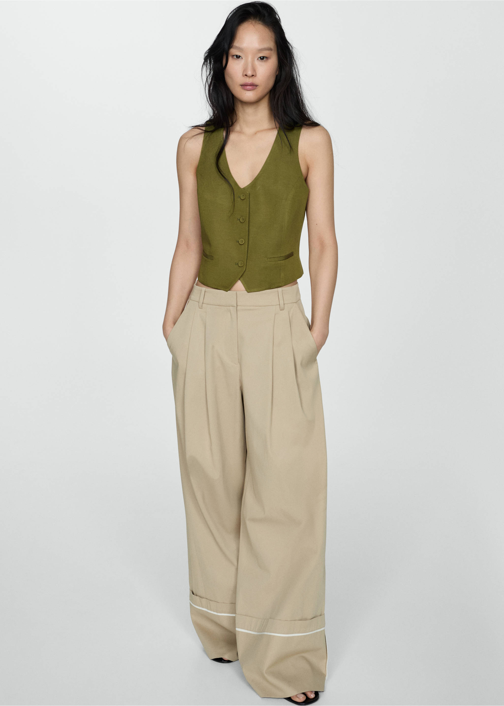 Linen waistcoat with buttons - Details of the article 2, Khaki. Ref: 67069229-00.