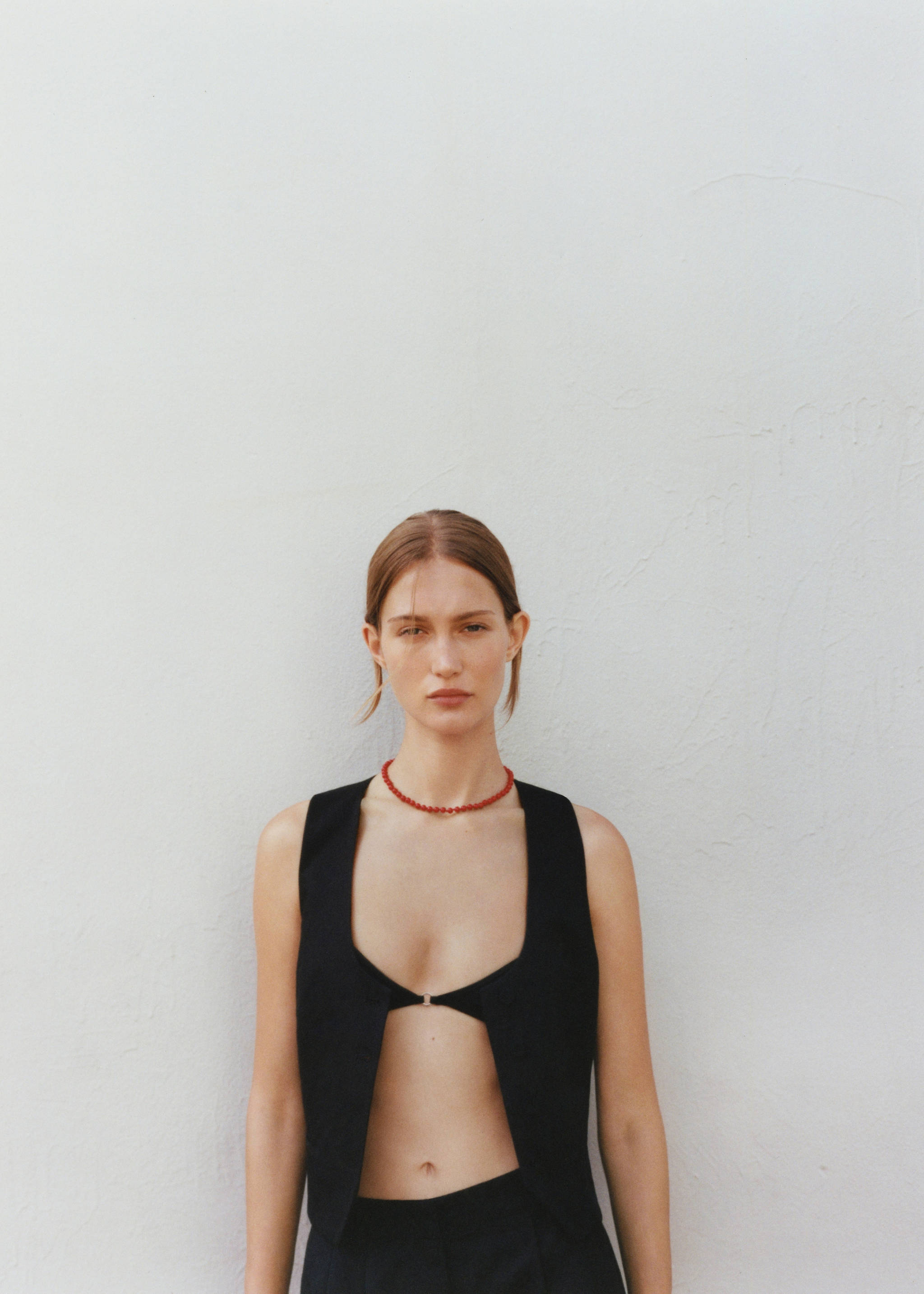 Linen waistcoat with buttons - Details of the article 7, Black. Ref: 67069229-00.