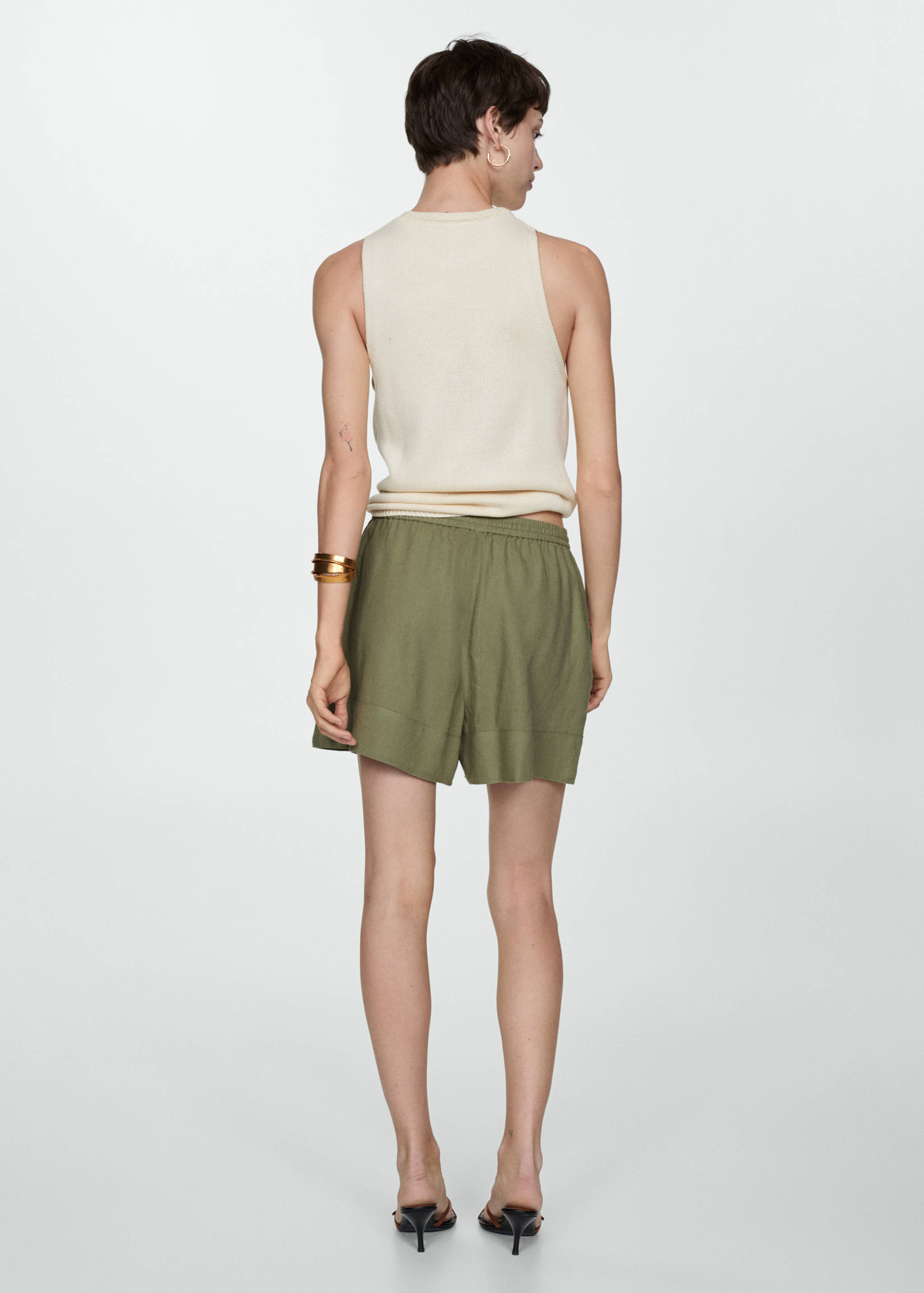 Fließende Shorts mit Schleife - Rückseite des Artikels