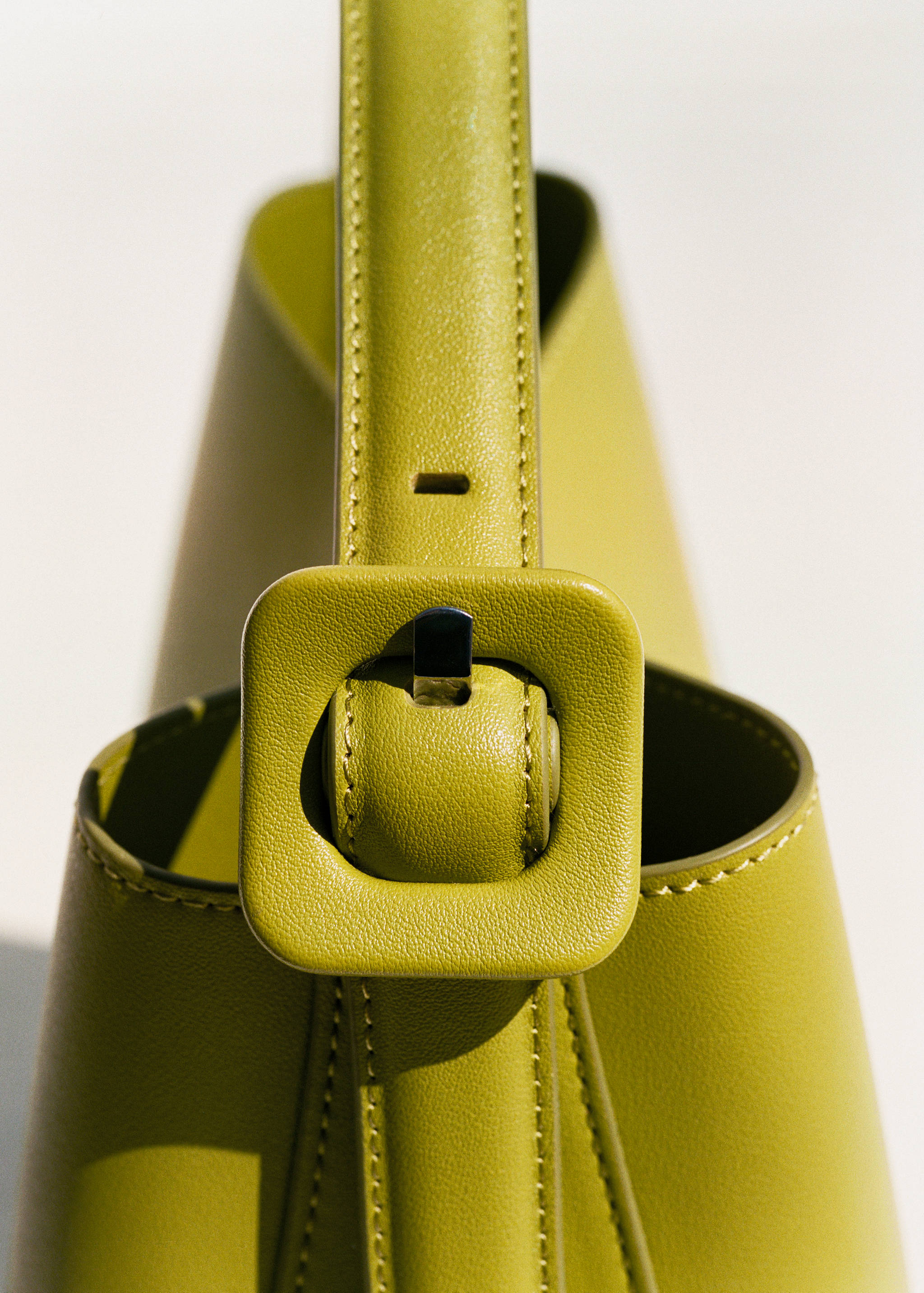 Shopper bag with buckle - Details of the article 6