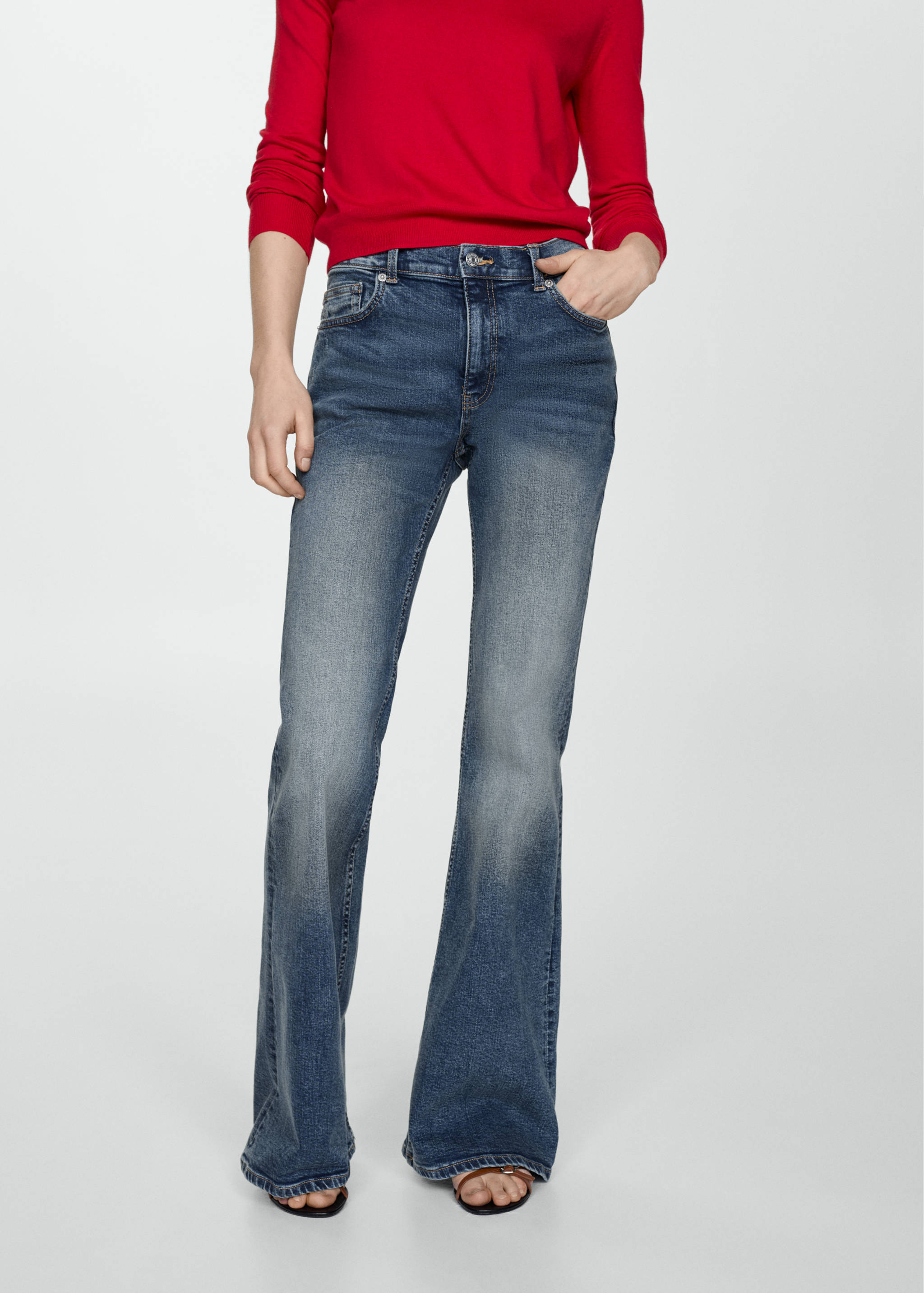 Jeans flare tiro alto - Plano medio