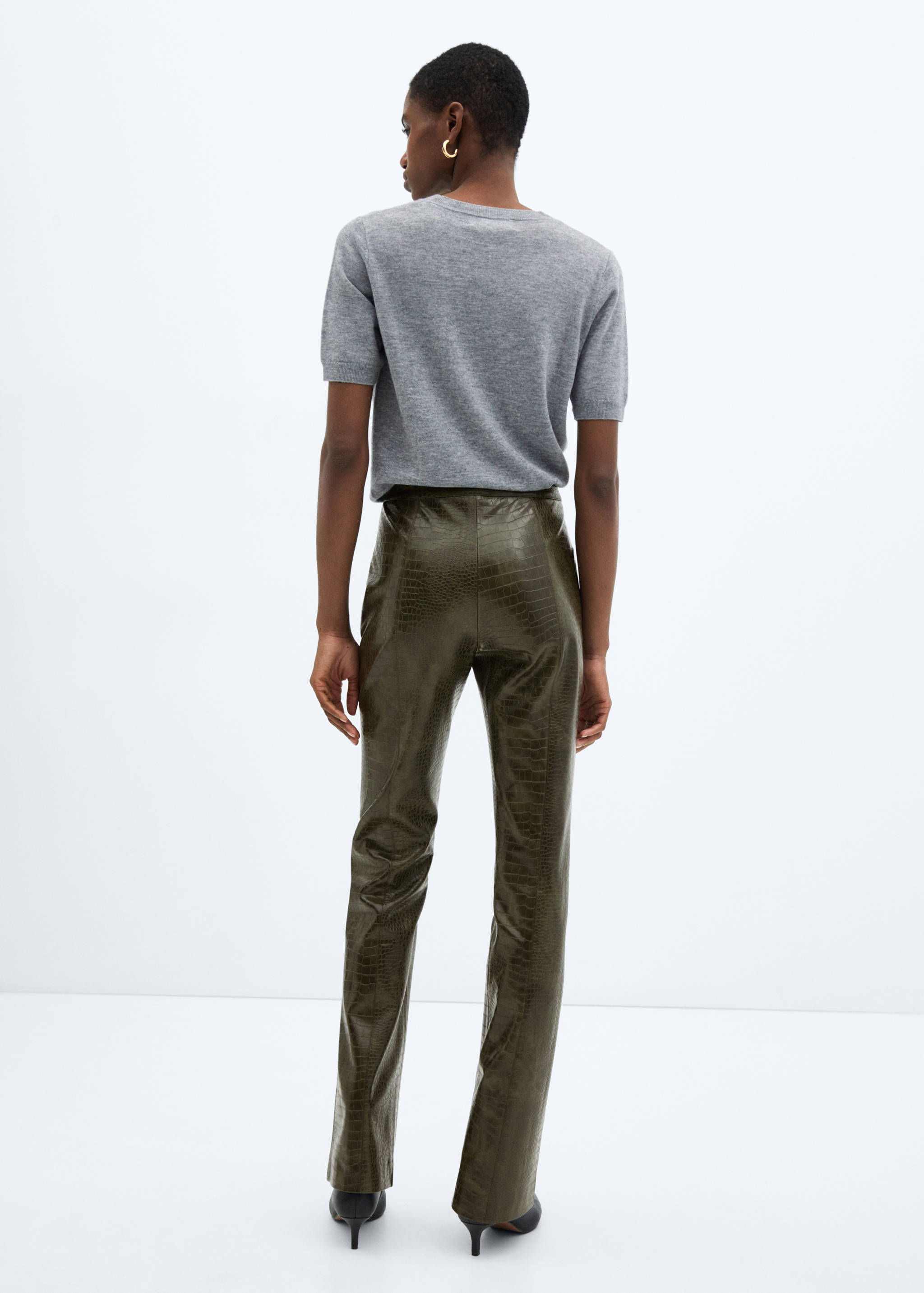 Flared Hose mit Animal-Print-Effekt - Rückseite des Artikels