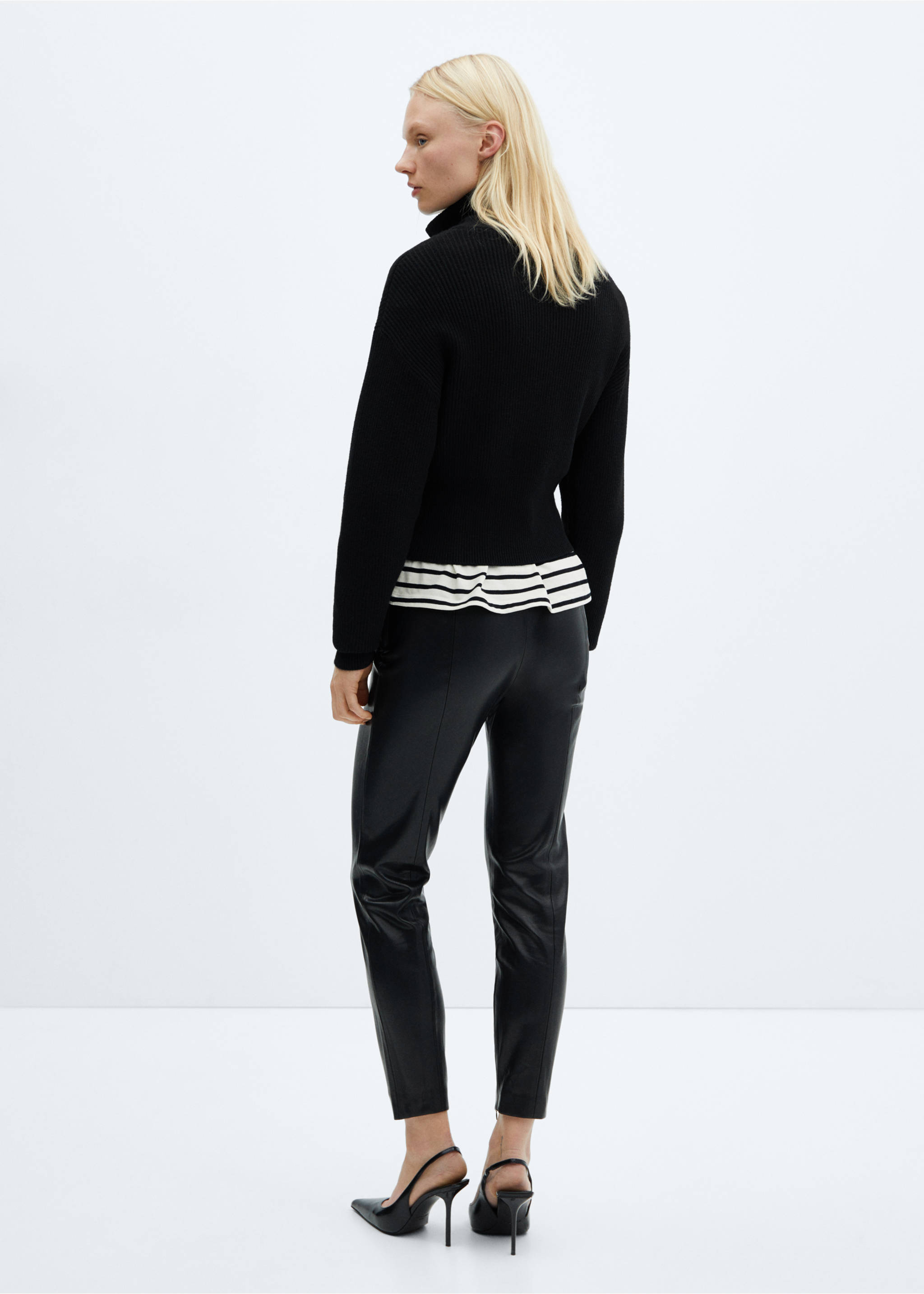 Leggings mit Leder-Effekt und Schlitzen - Rückseite des Artikels, Schwarz. Ref: 67070468-00.