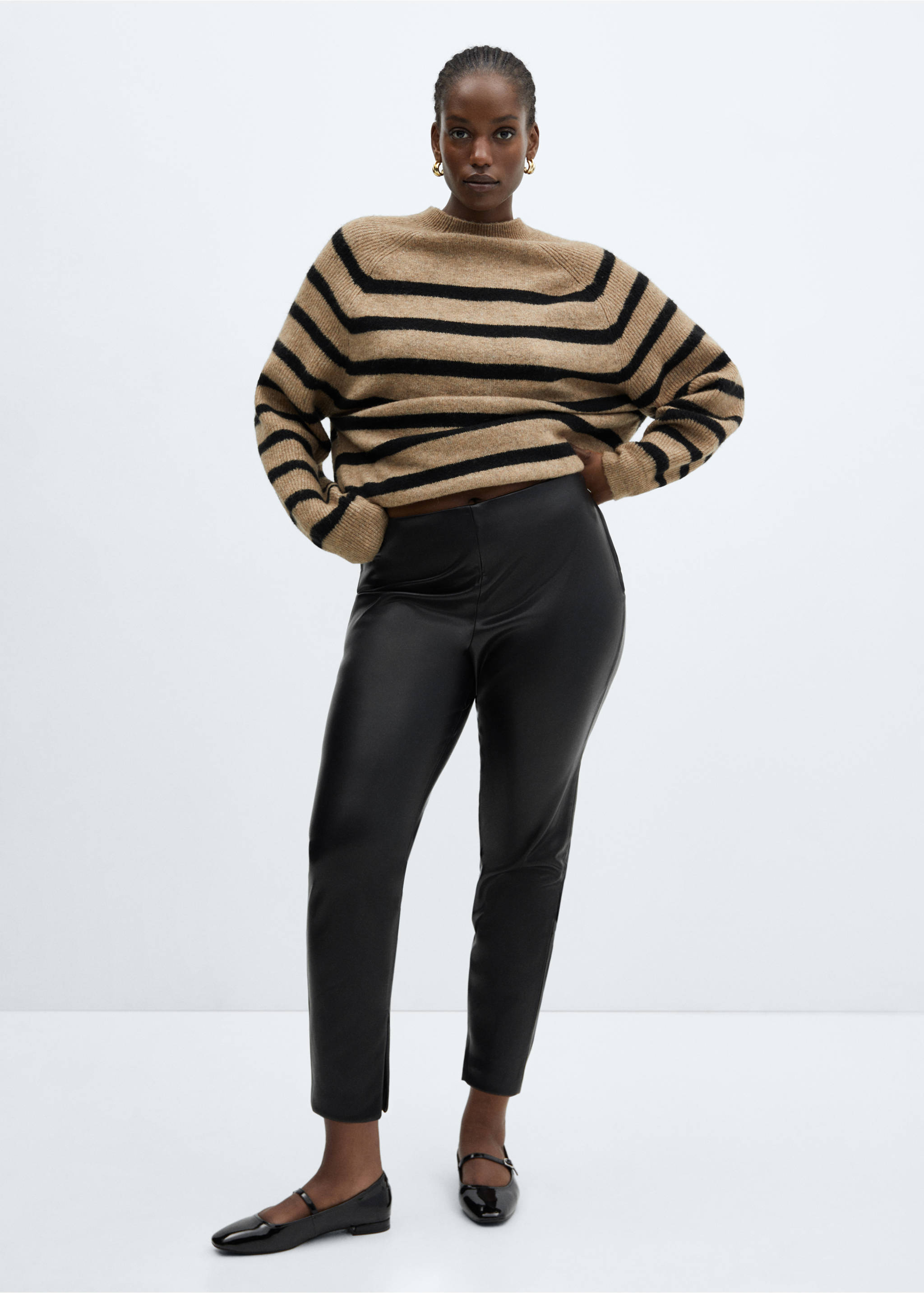 Leggings mit Leder-Effekt und Schlitzen - Detail des Artikels 3, Schwarz. Ref: 67070468-00.