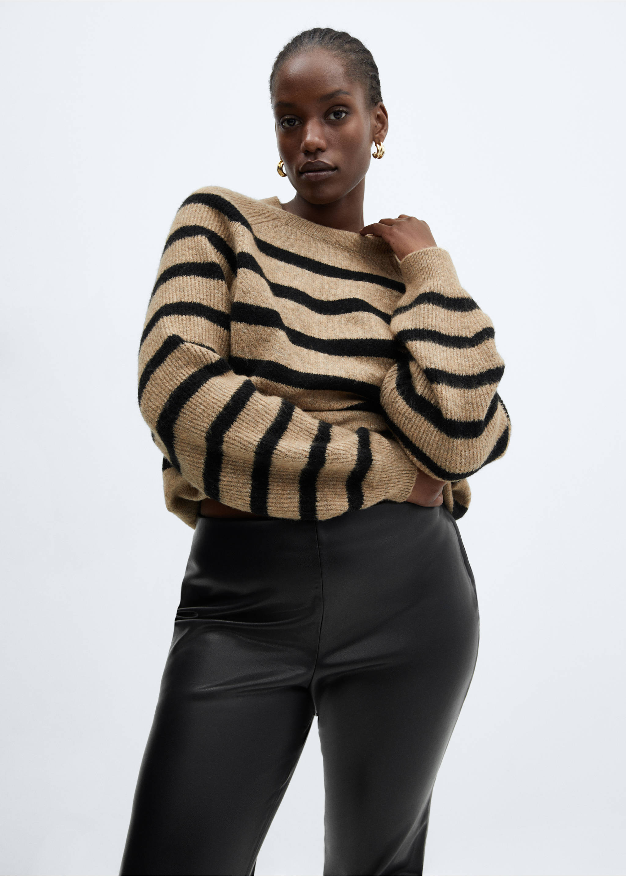 Leggings mit Leder-Effekt und Schlitzen - Detail des Artikels 5, Schwarz. Ref: 67070468-00.