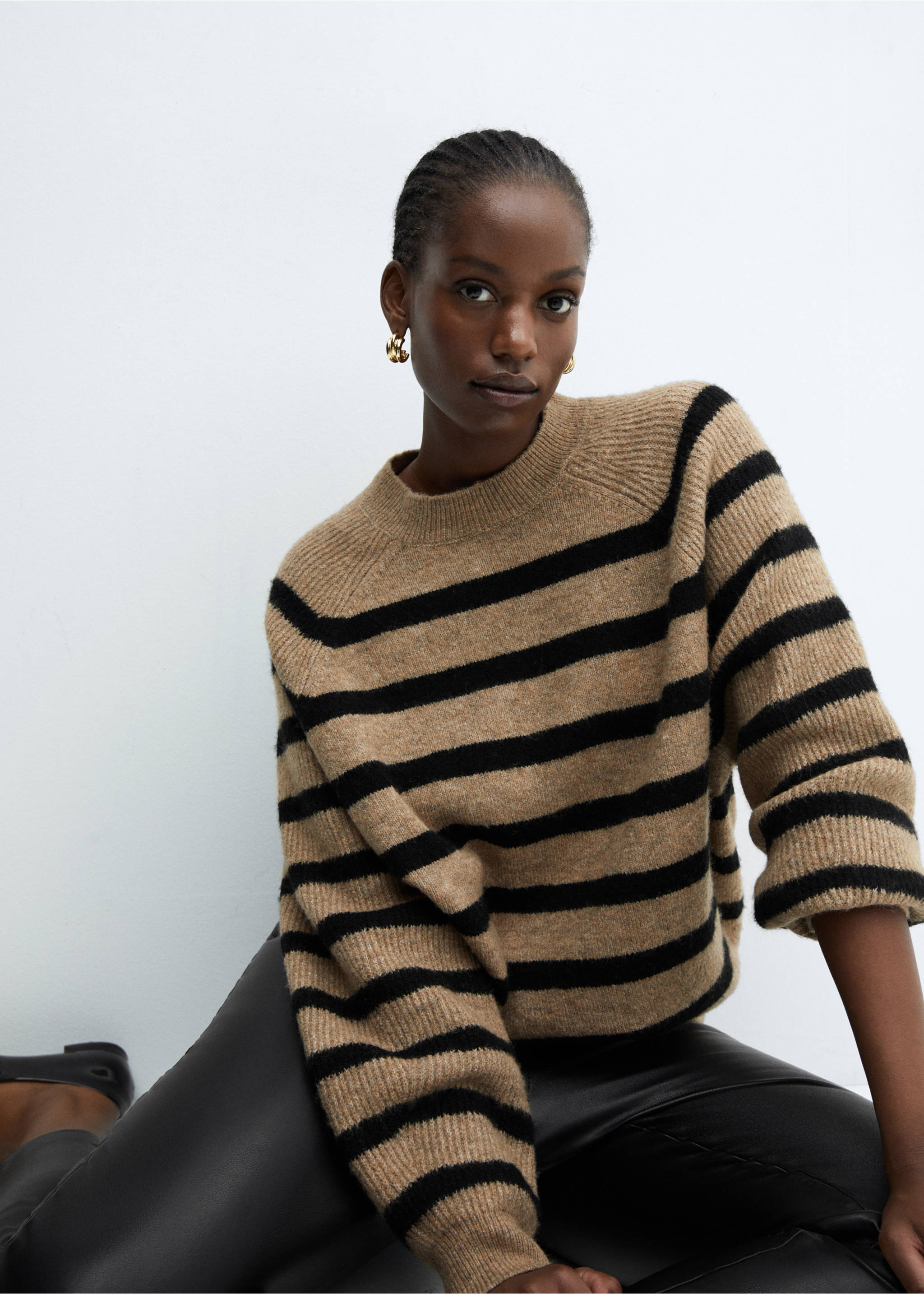 Leggings mit Leder-Effekt und Schlitzen - Detail des Artikels 4, Schwarz. Ref: 67070468-00.