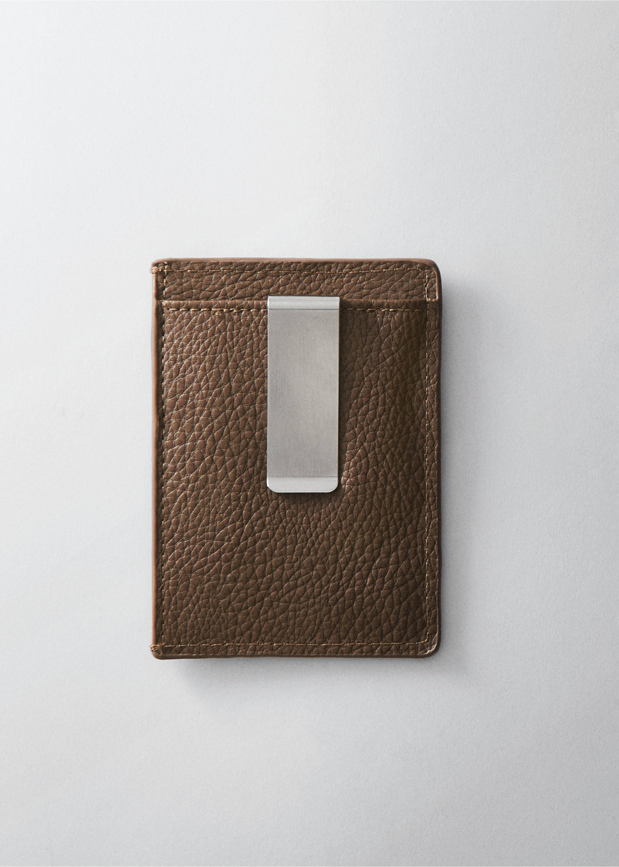 Anti-contactless peaked card holder - Details of the article 9, Brown. Ref: 67070637-00.