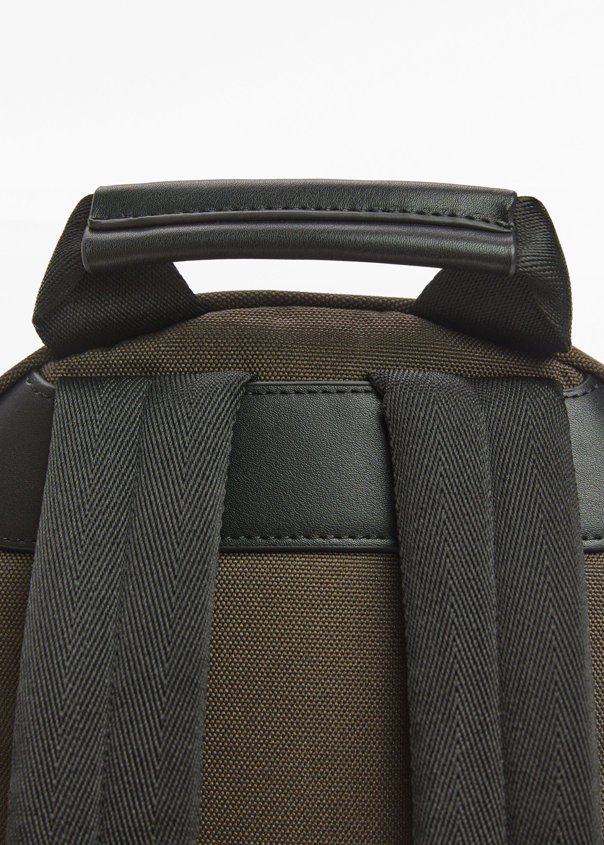 Rucksack mit Details in Leder-Optik - Detail des Artikels 1