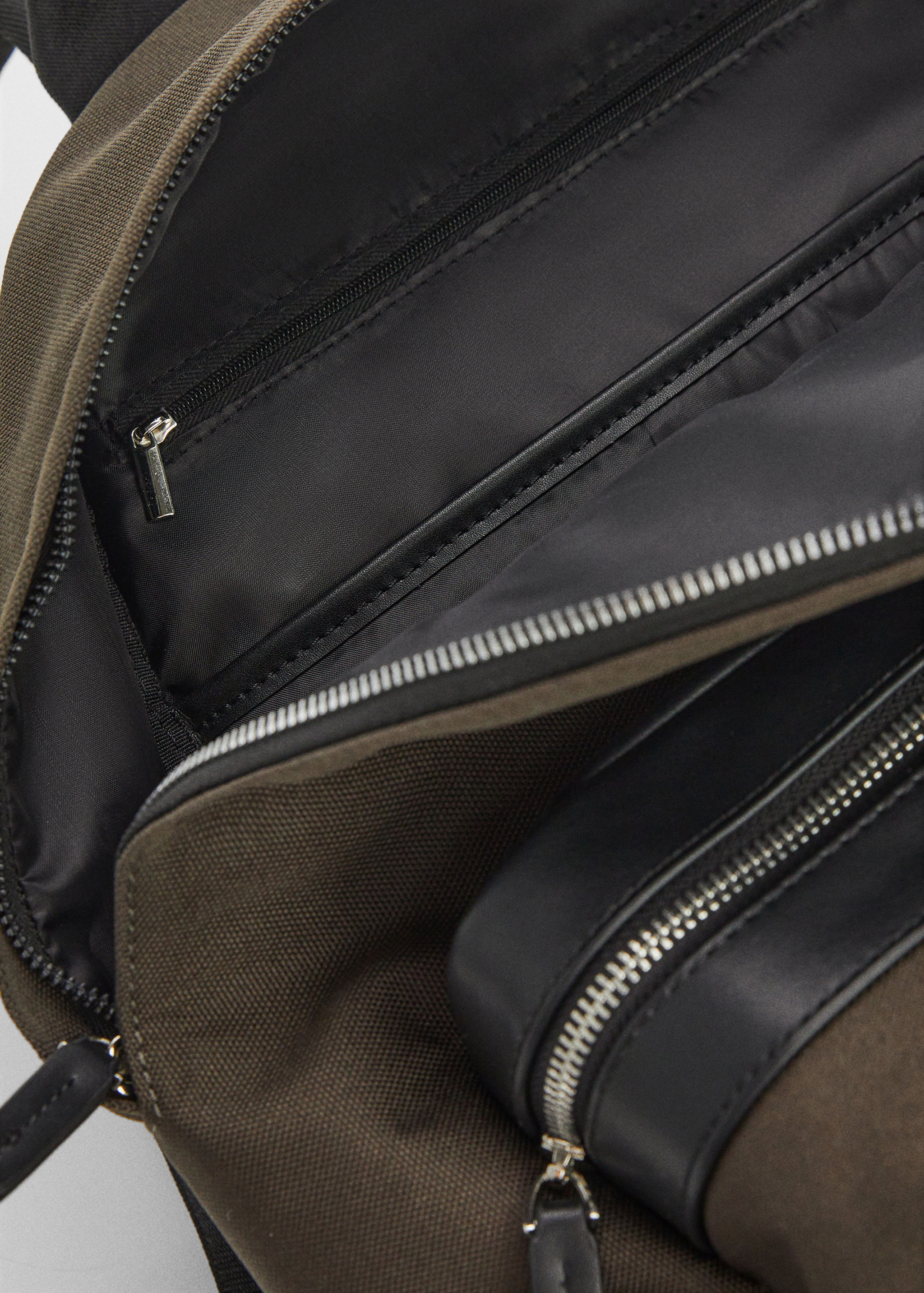 Rucksack mit Details in Leder-Optik - Detail des Artikels 2