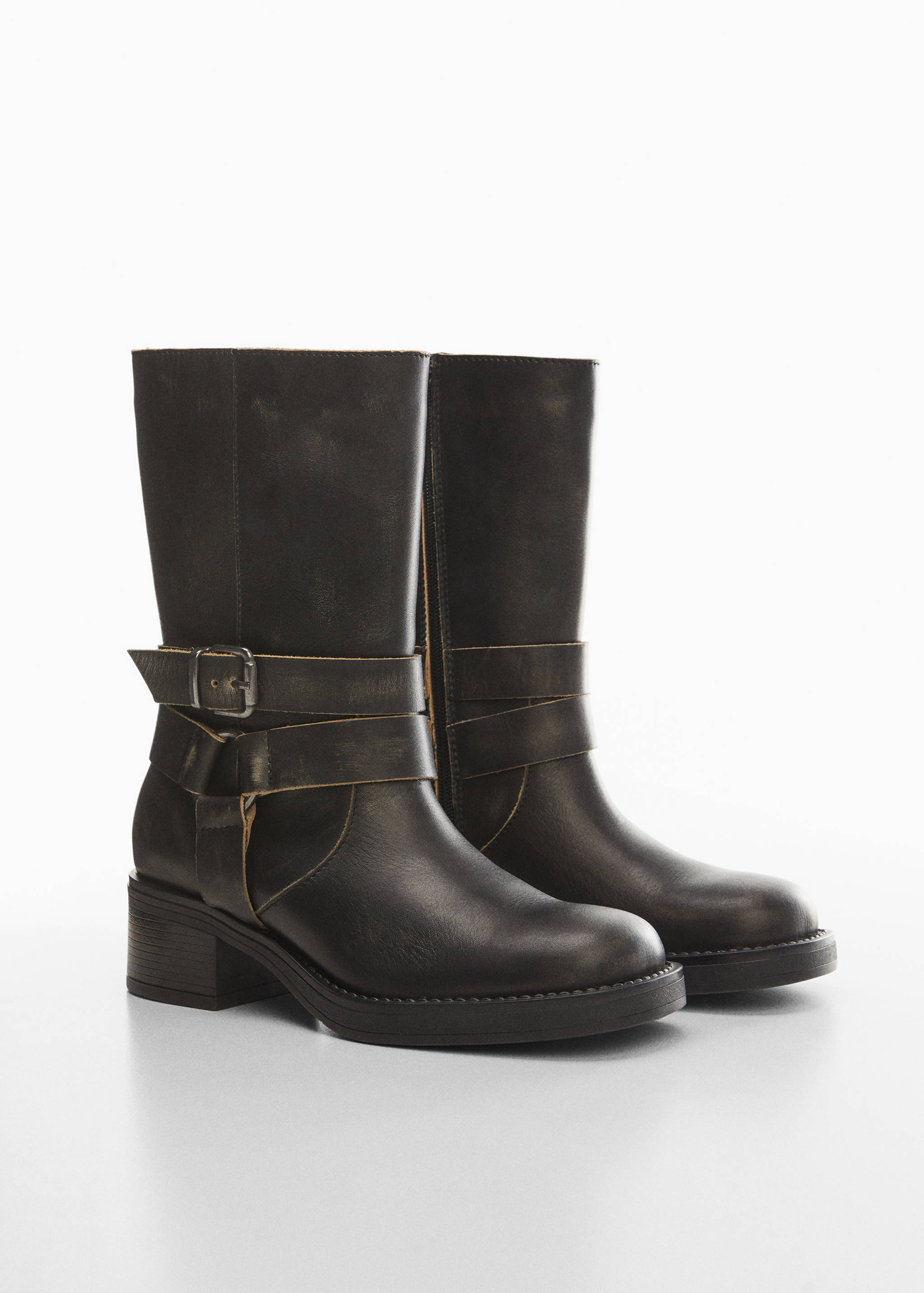 Bottes cuir boucle - Plan moyen