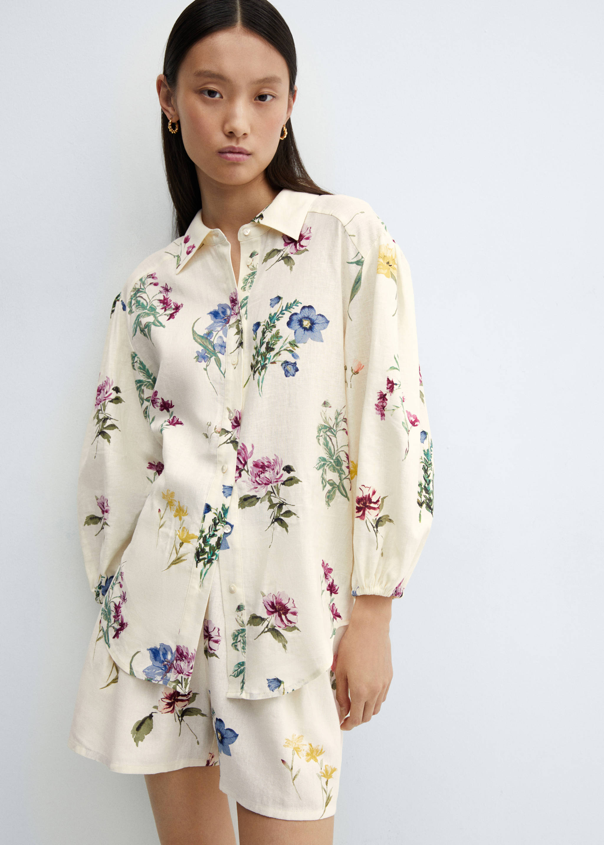 Chemise en lin à fleurs - Plan moyen