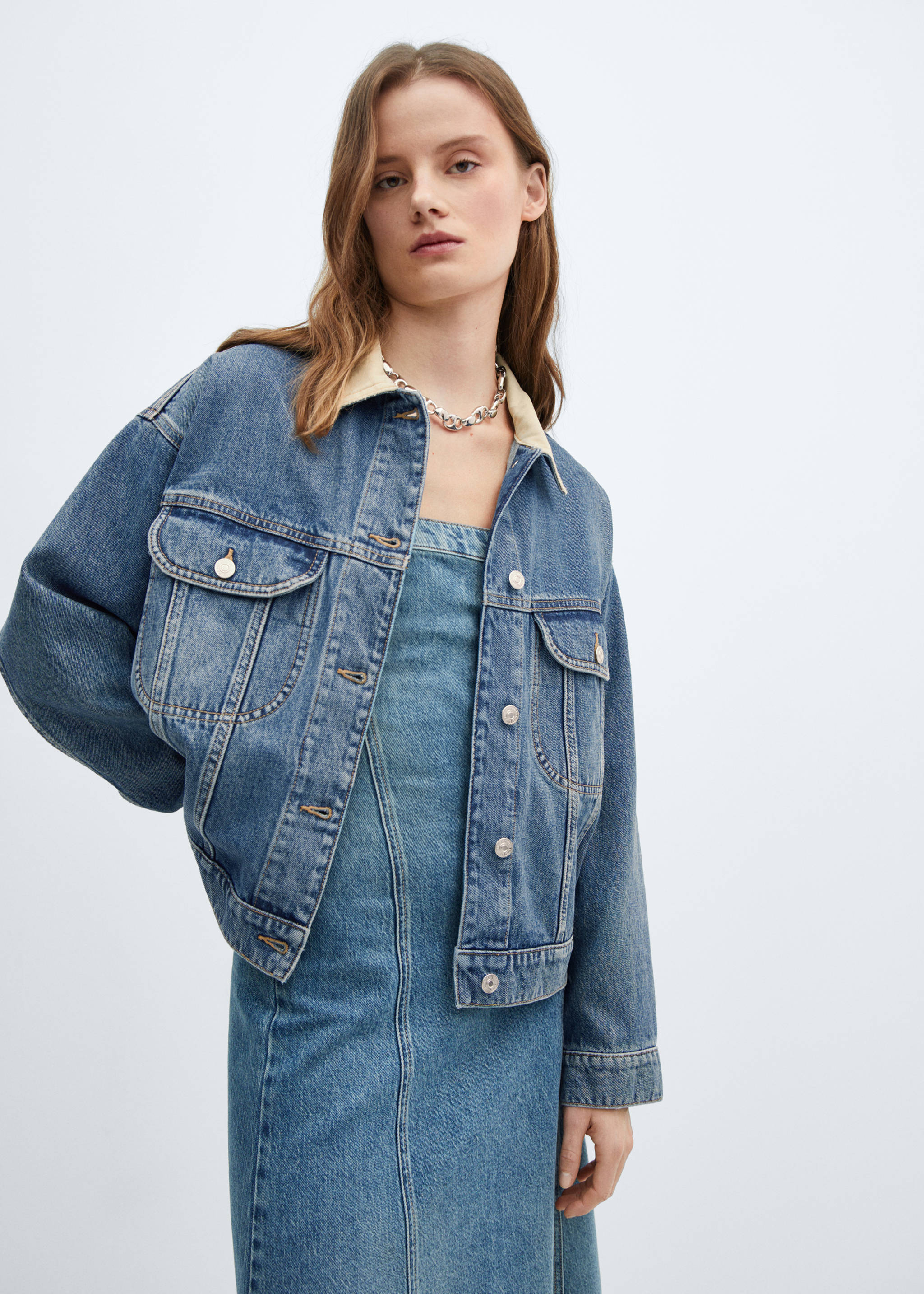 Blouson en jean contrasté - Plan moyen