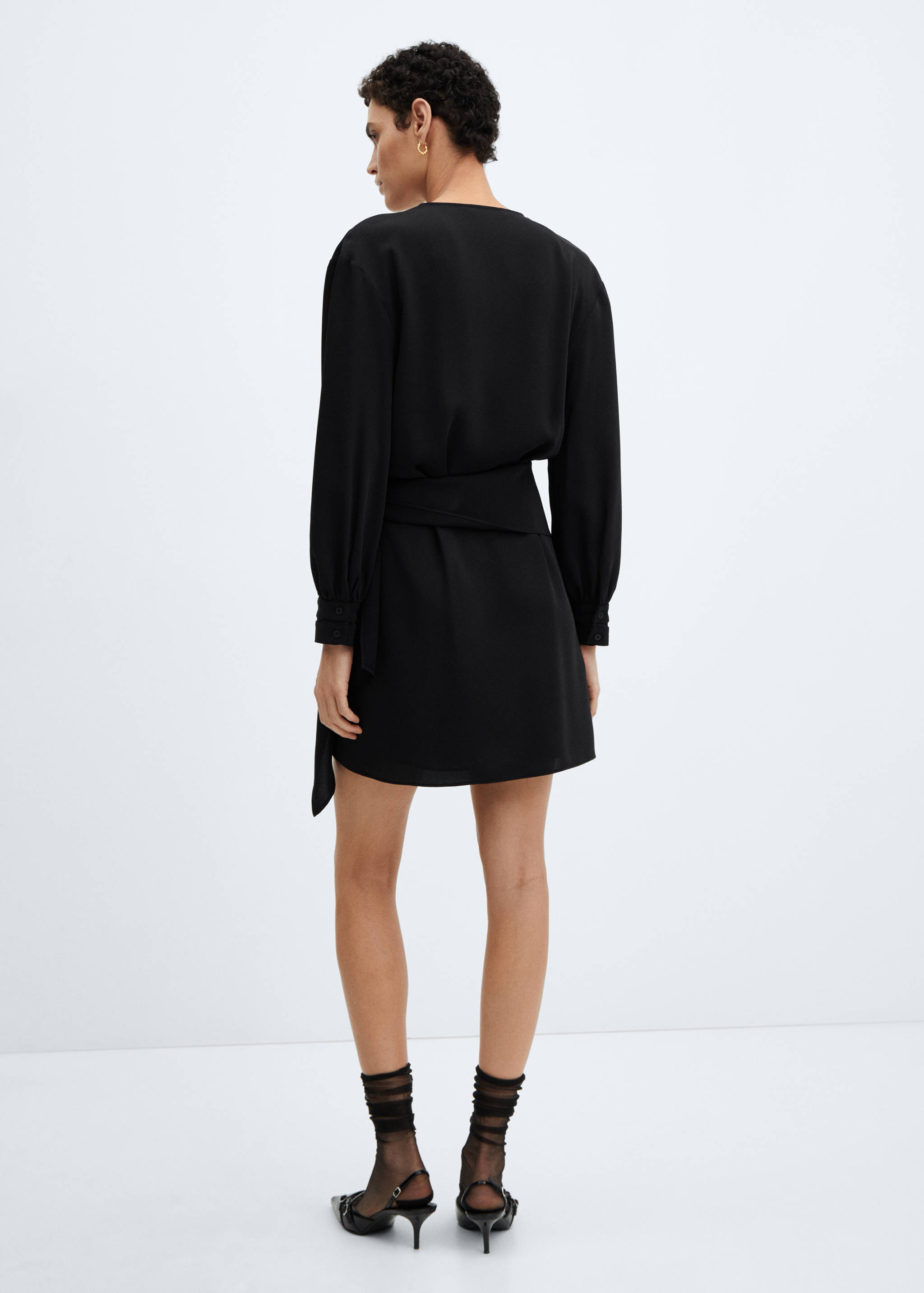 Zakładana wiązana sukienka - Tylna strona artykułu