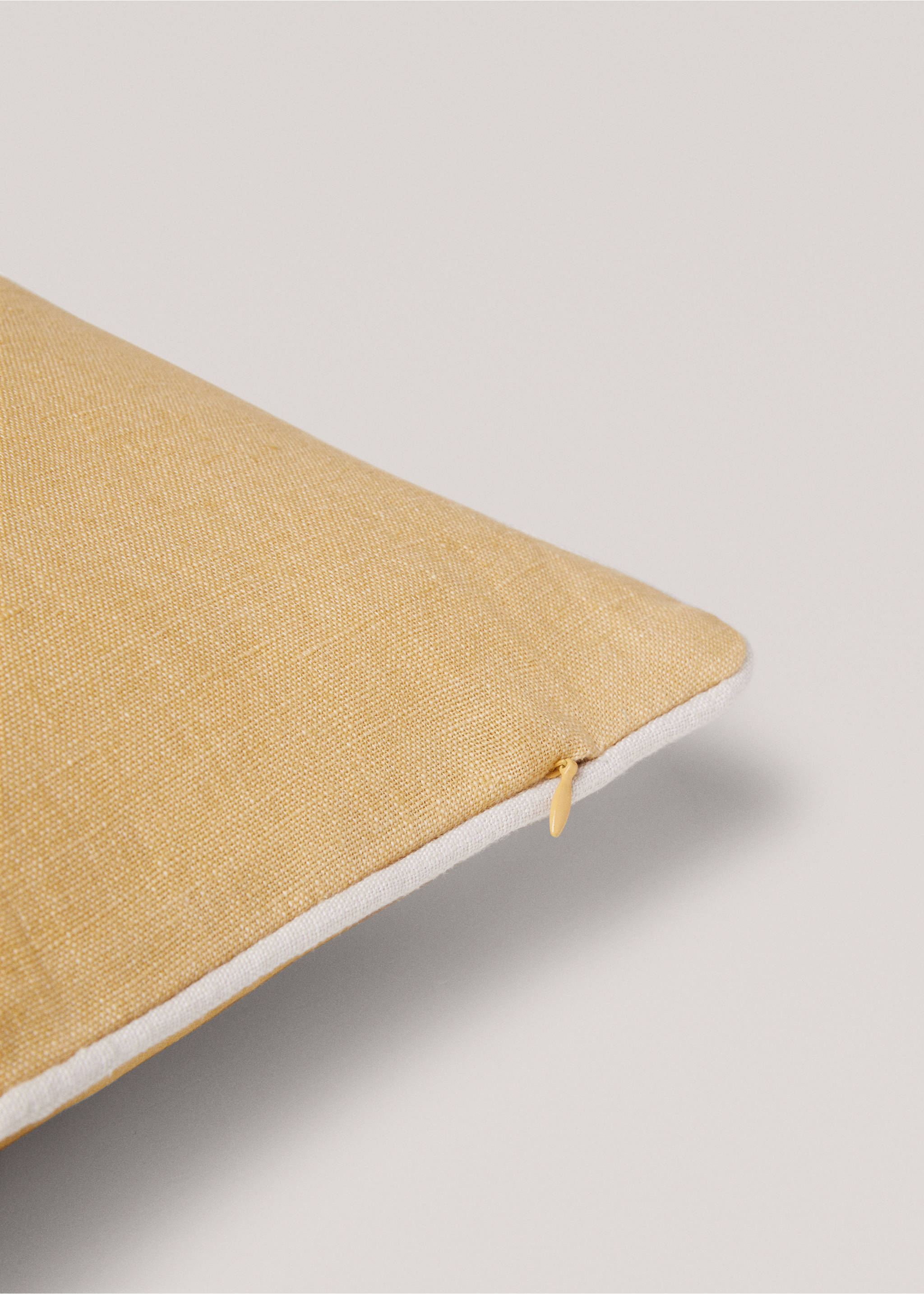 Housse de coussin 100 % lin liseré 60 x 60 cm - Détail de l'article 2, Ocre. Ref: 67074042-00.