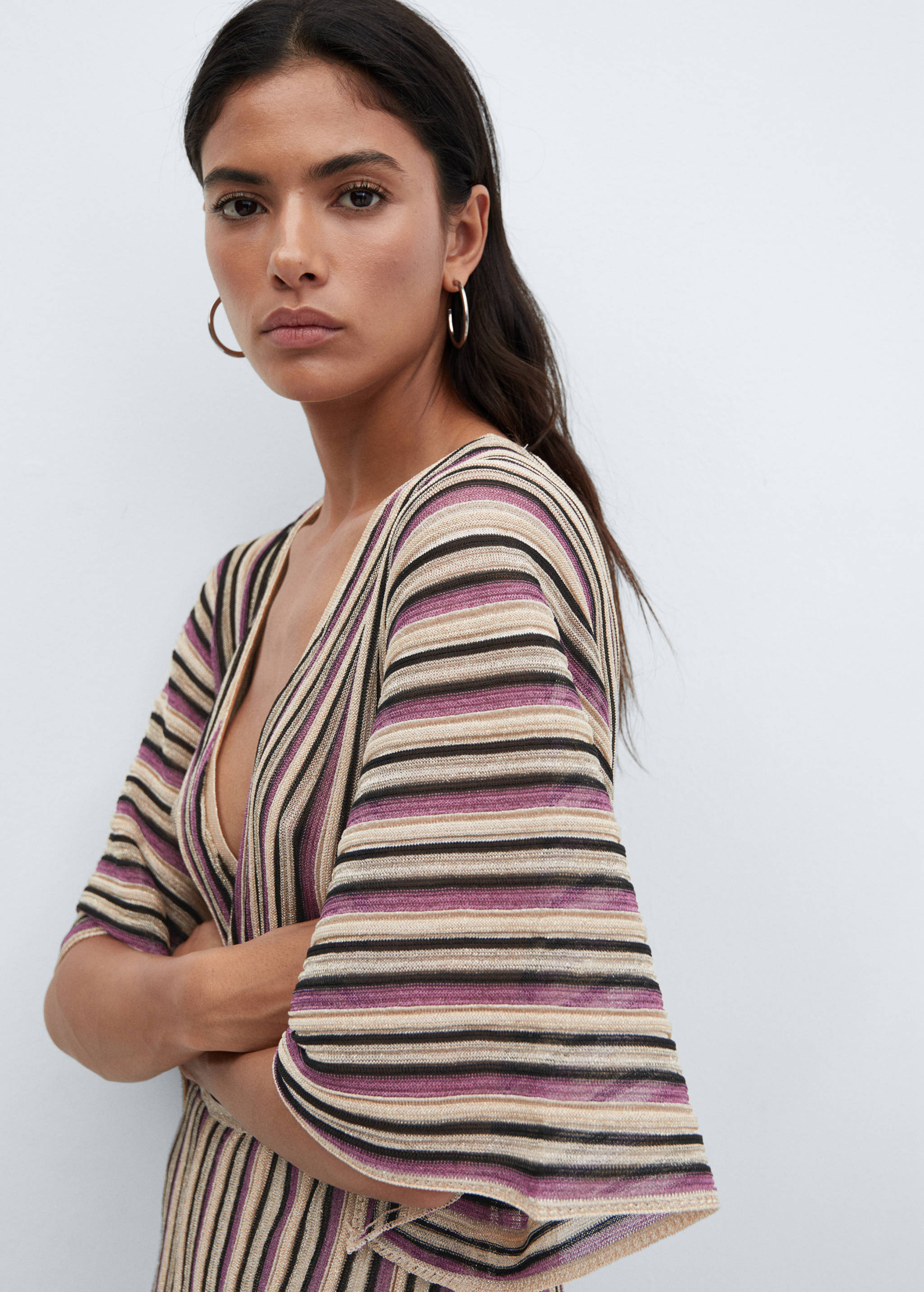 Sukienka z lureksu z kopertowym dekoltem - Plan średni