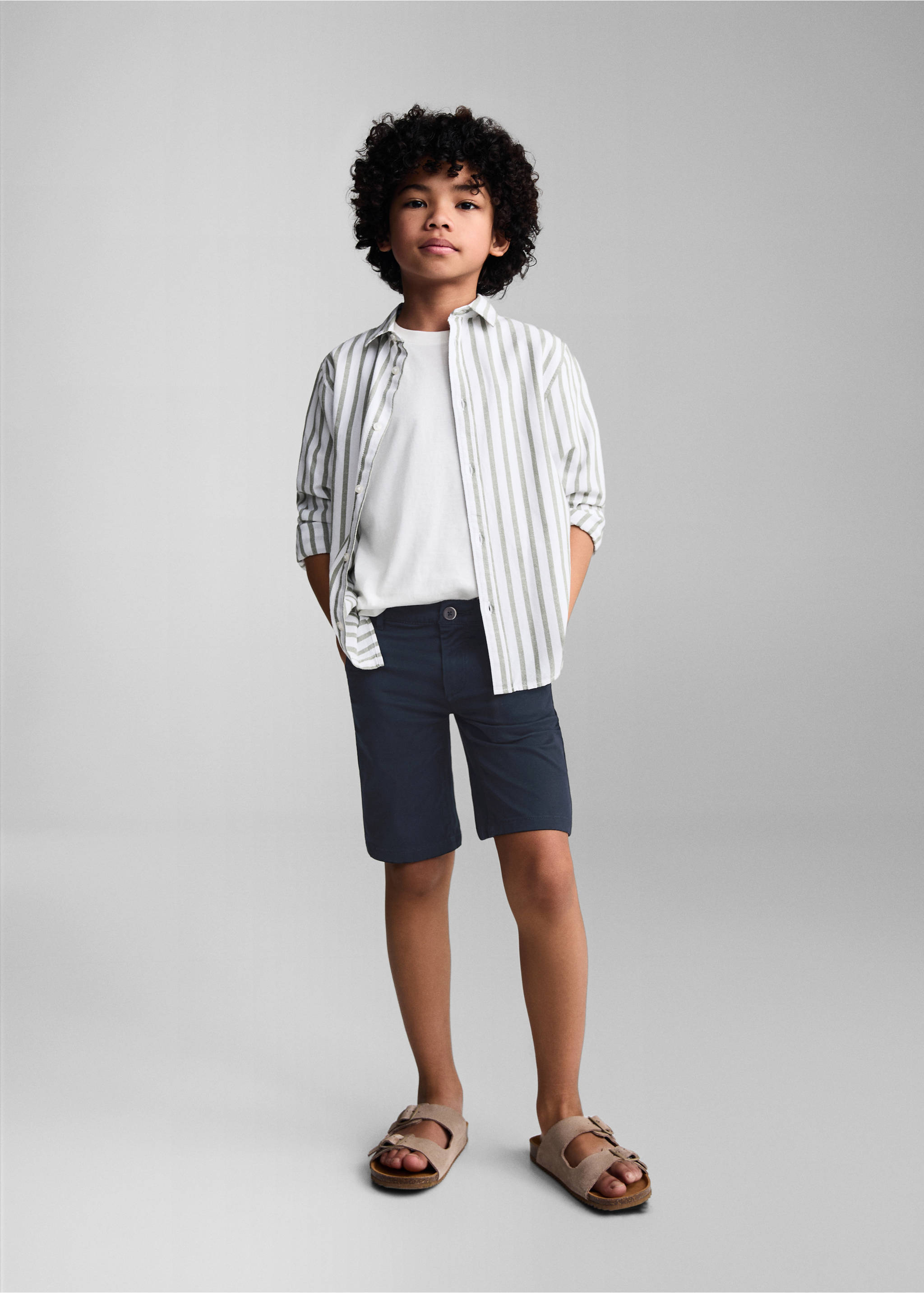 Slim-Fit-Bermudashorts im Chino-Stil aus Baumwolle - Allgemeine Ansicht, Dunkles Marineblau. Ref: 67075140-00.