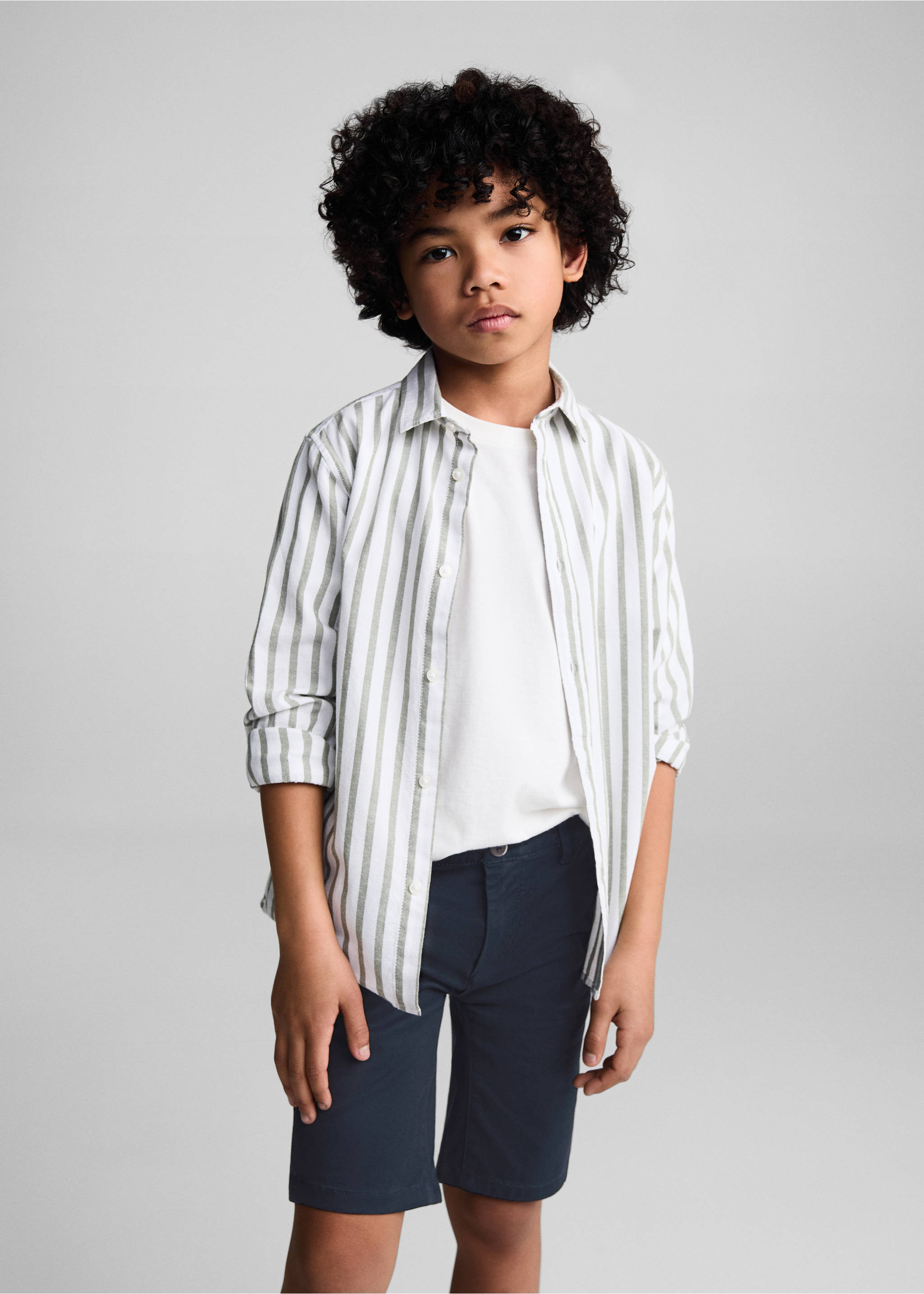 Slim-Fit-Bermudashorts im Chino-Stil aus Baumwolle - Mittlere Ansicht, Dunkles Marineblau. Ref: 67075140-00.