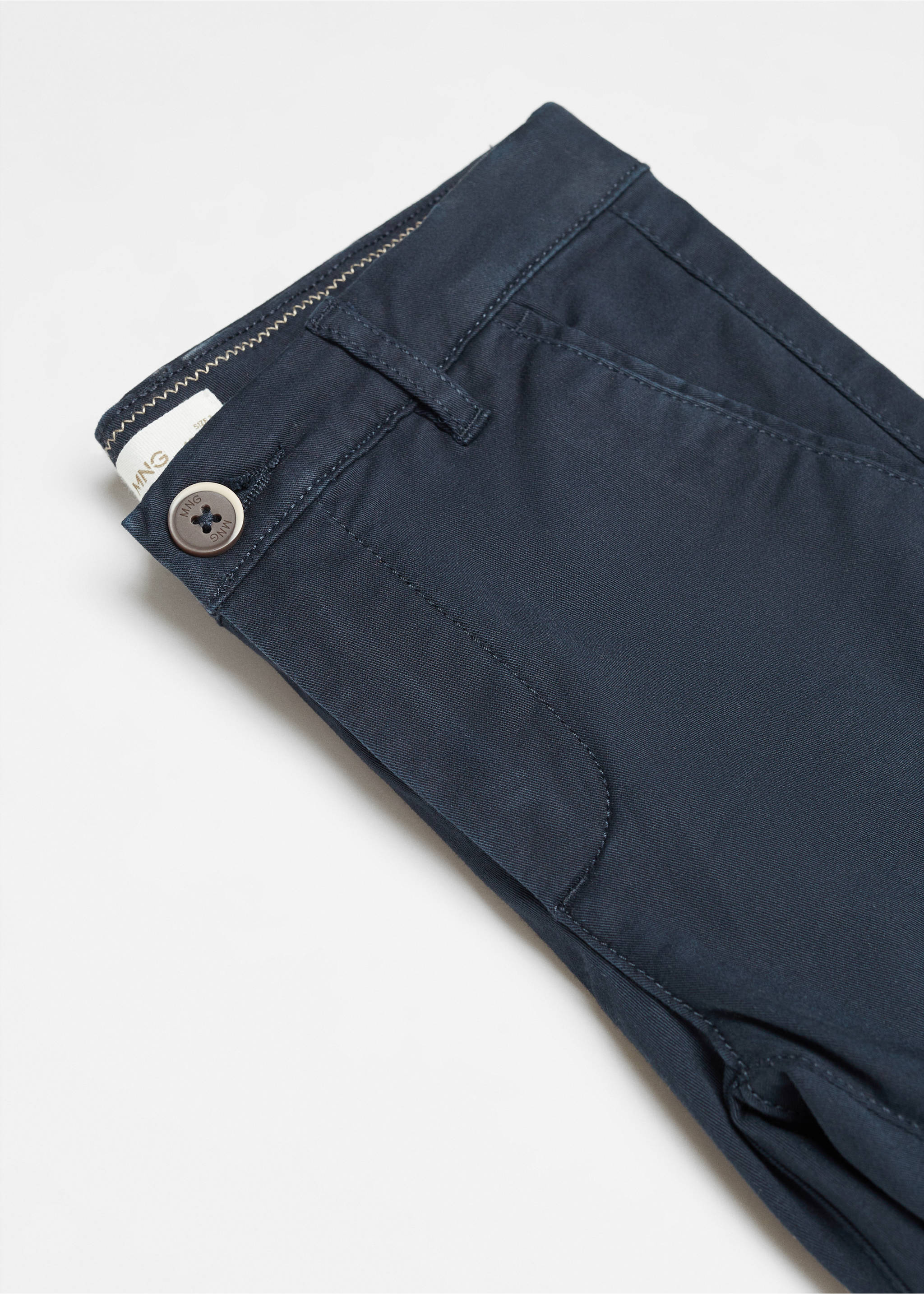 Slim-Fit-Bermudashorts im Chino-Stil aus Baumwolle - Detail des Artikels 8, Dunkles Marineblau. Ref: 67075140-00.