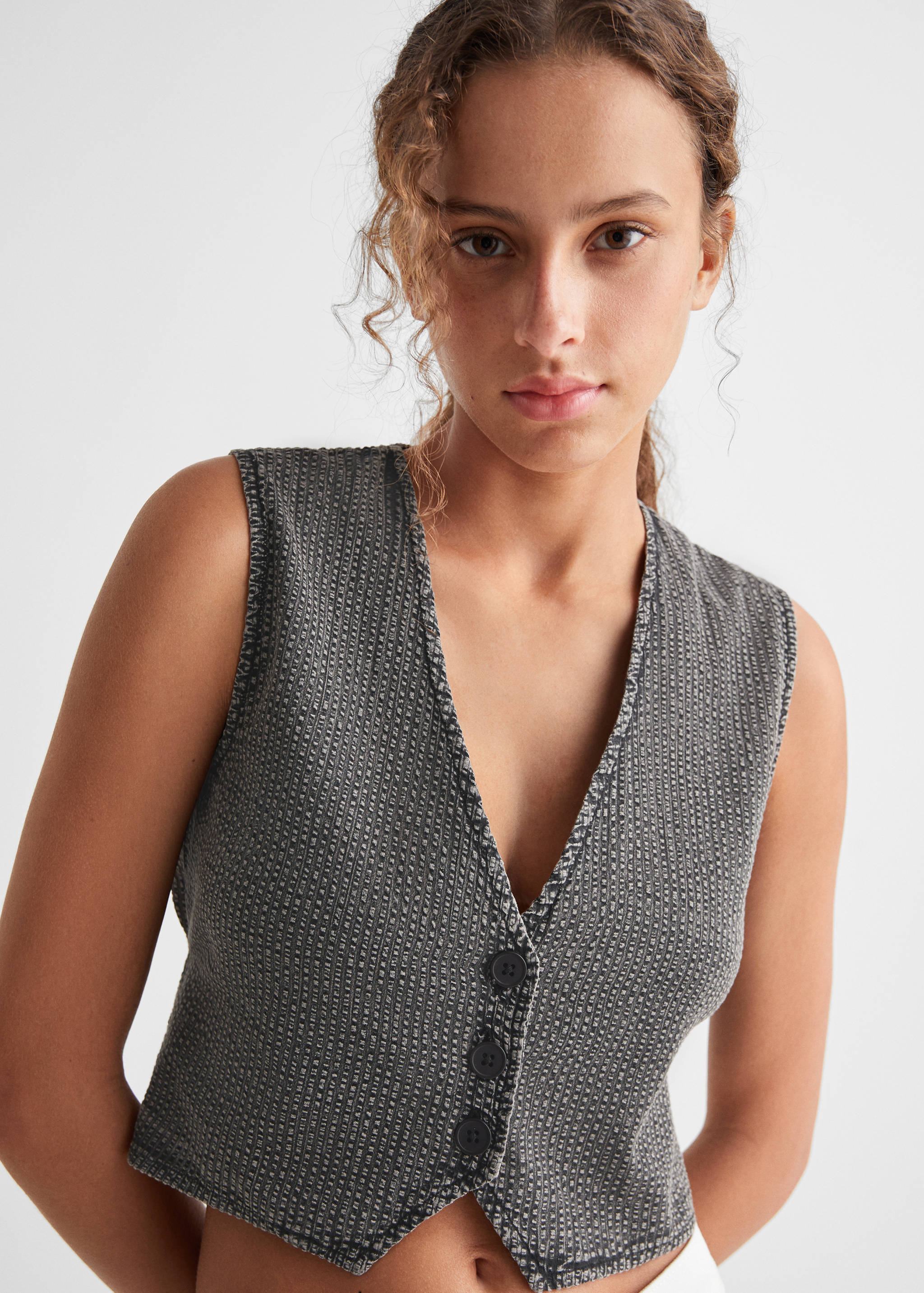 Cropped vest with buttons - Details of the article 1