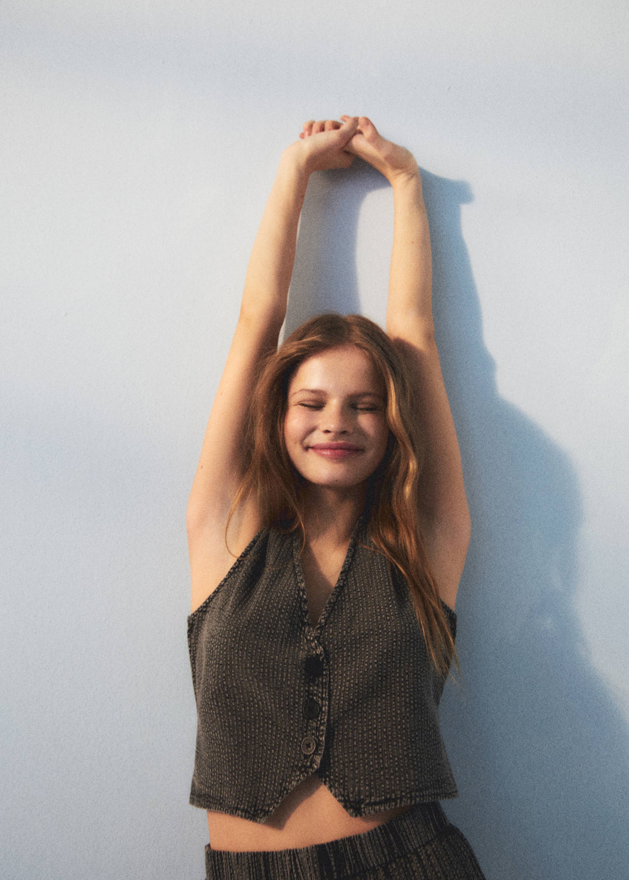 Cropped vest with buttons - Details of the article 5