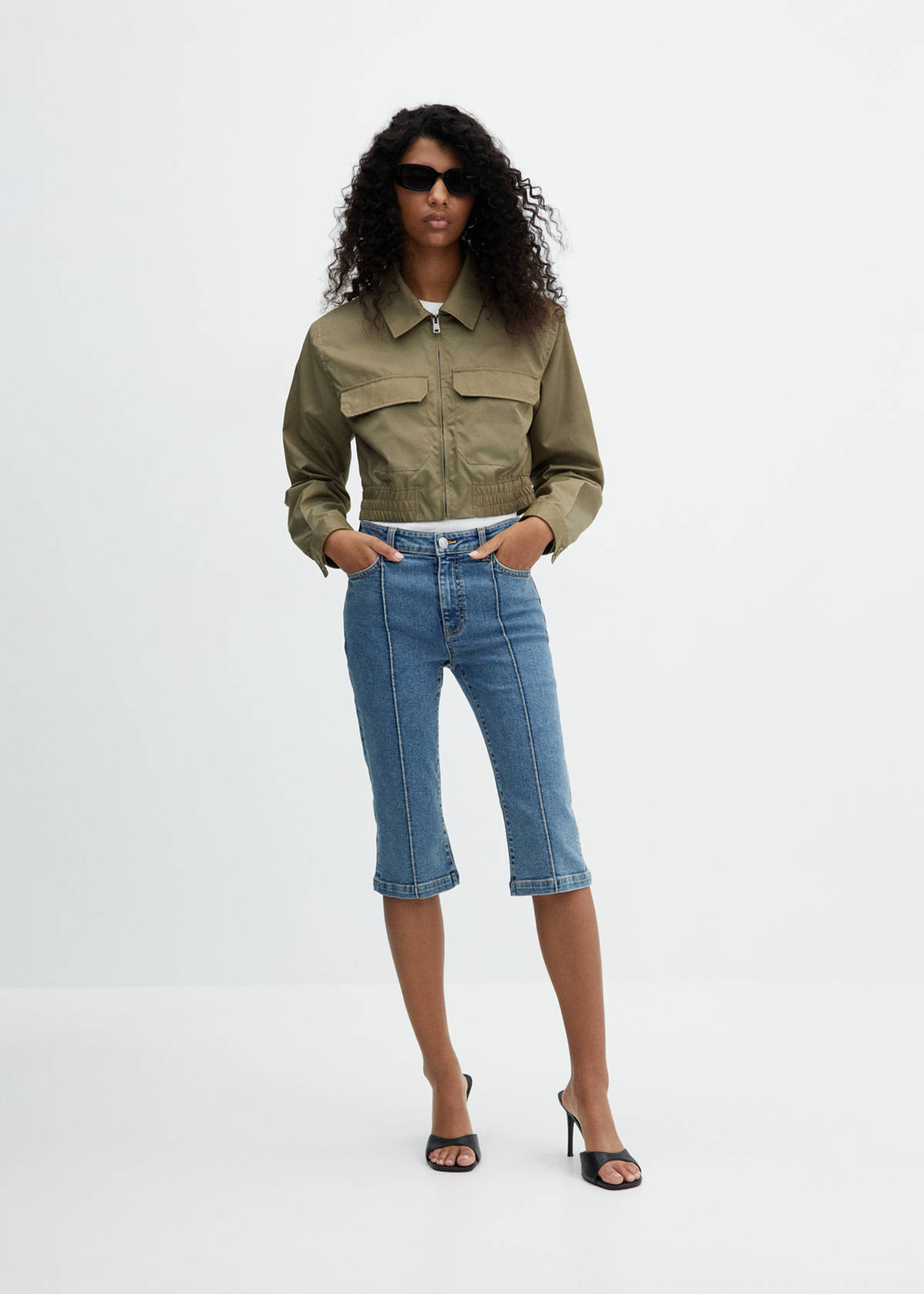Capri jeans with decorative stitching