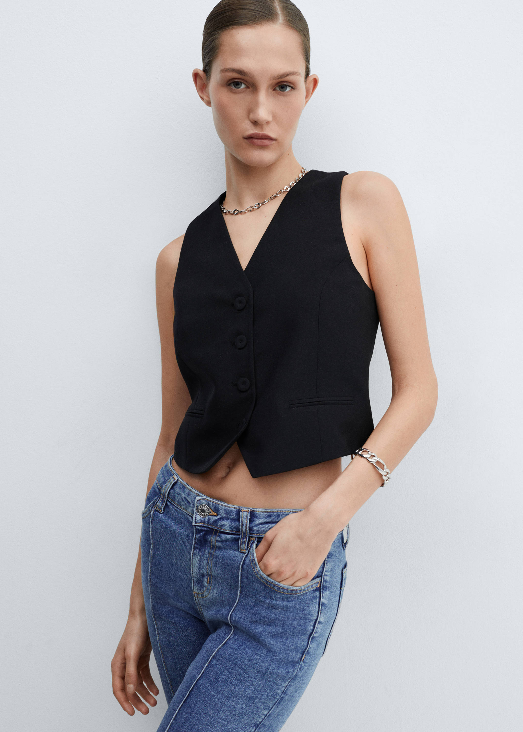 Jeans capri costuras decorativas - Plano medio