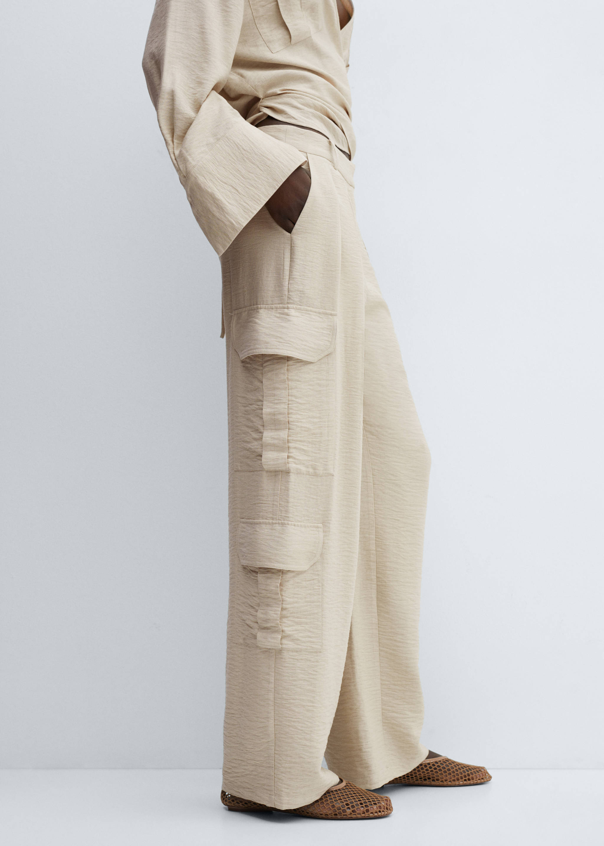 Pantaloni cargo cu pense - Plan mediu