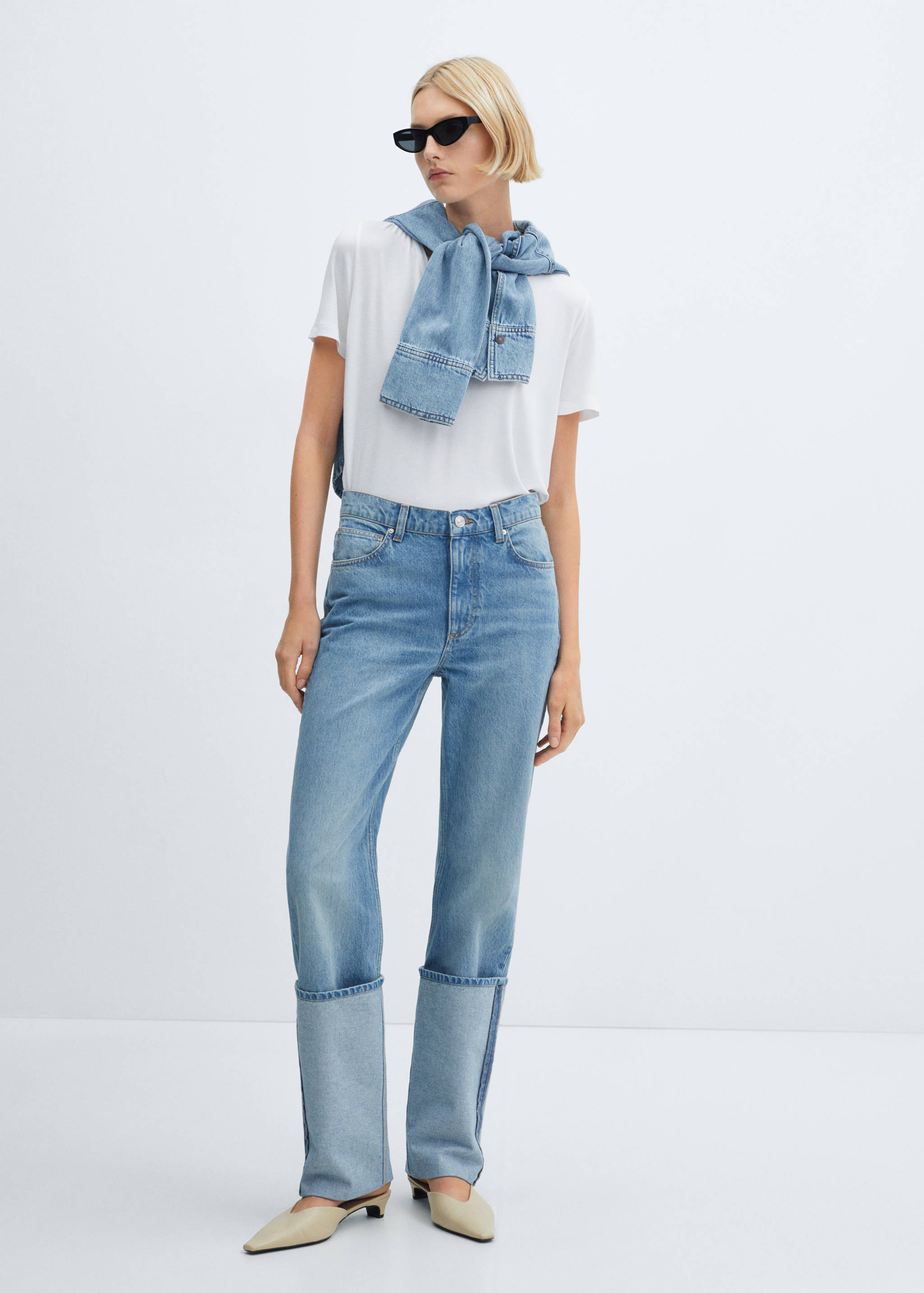 V-neck T-shirt - General plane