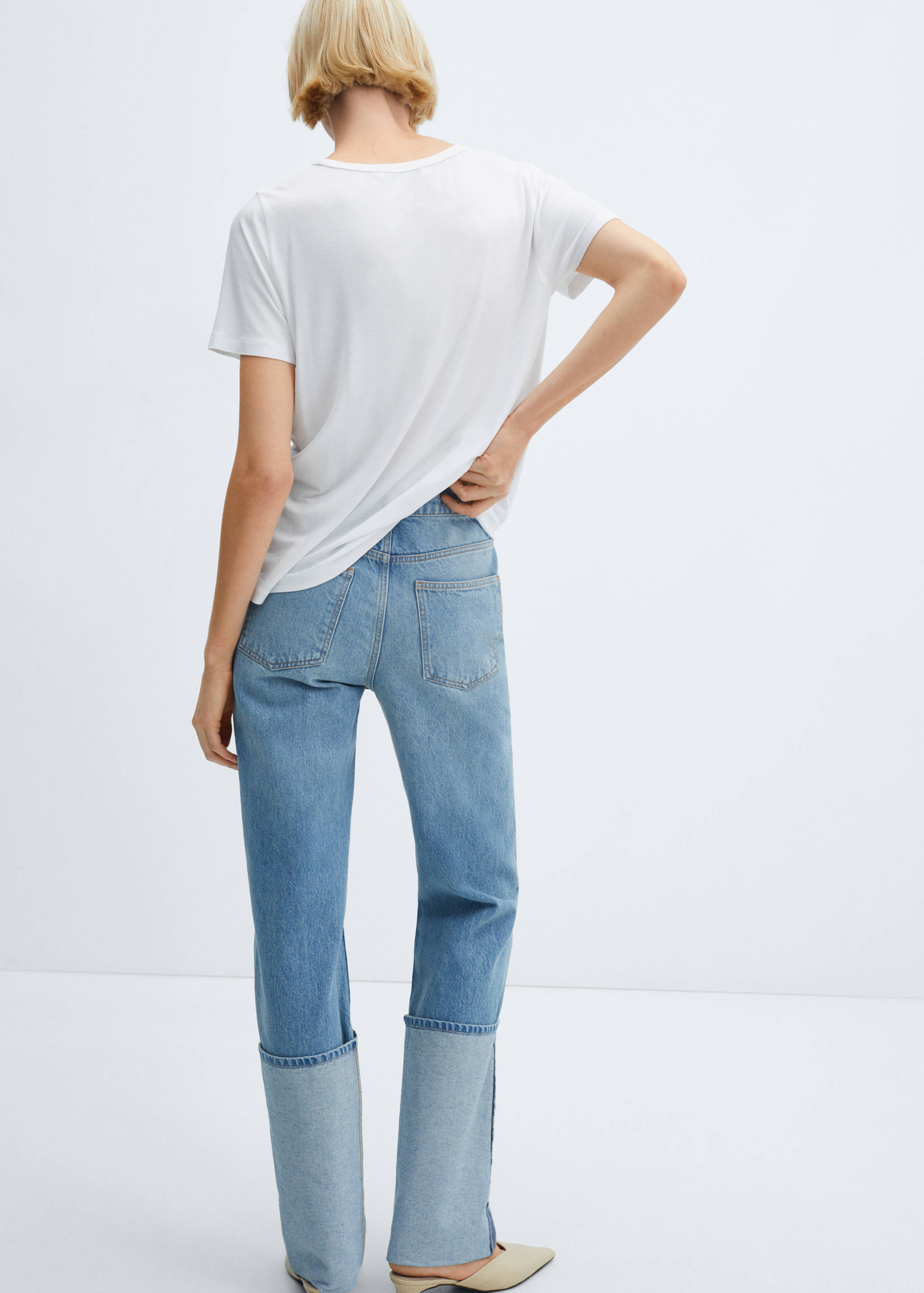 V-neck T-shirt - Reverse of the article