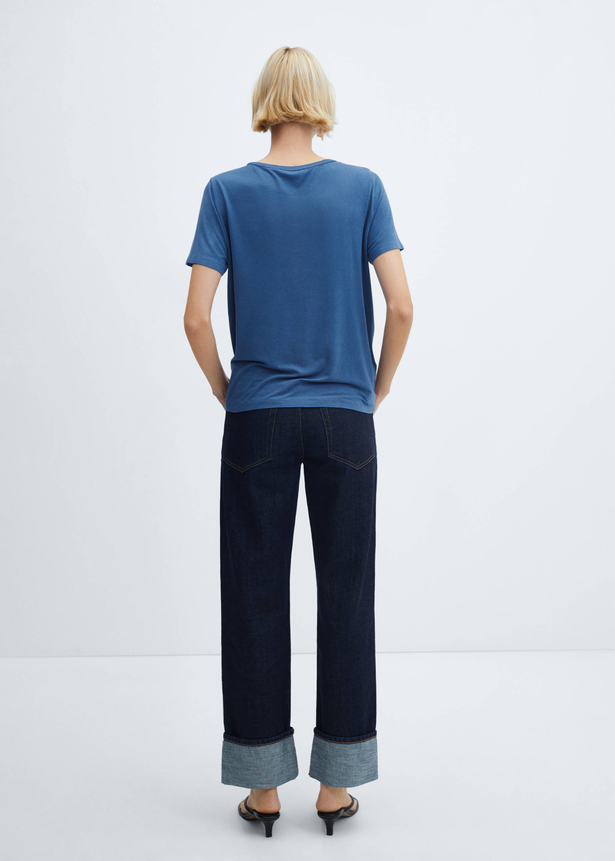 V-neck T-shirt - Reverse of the article