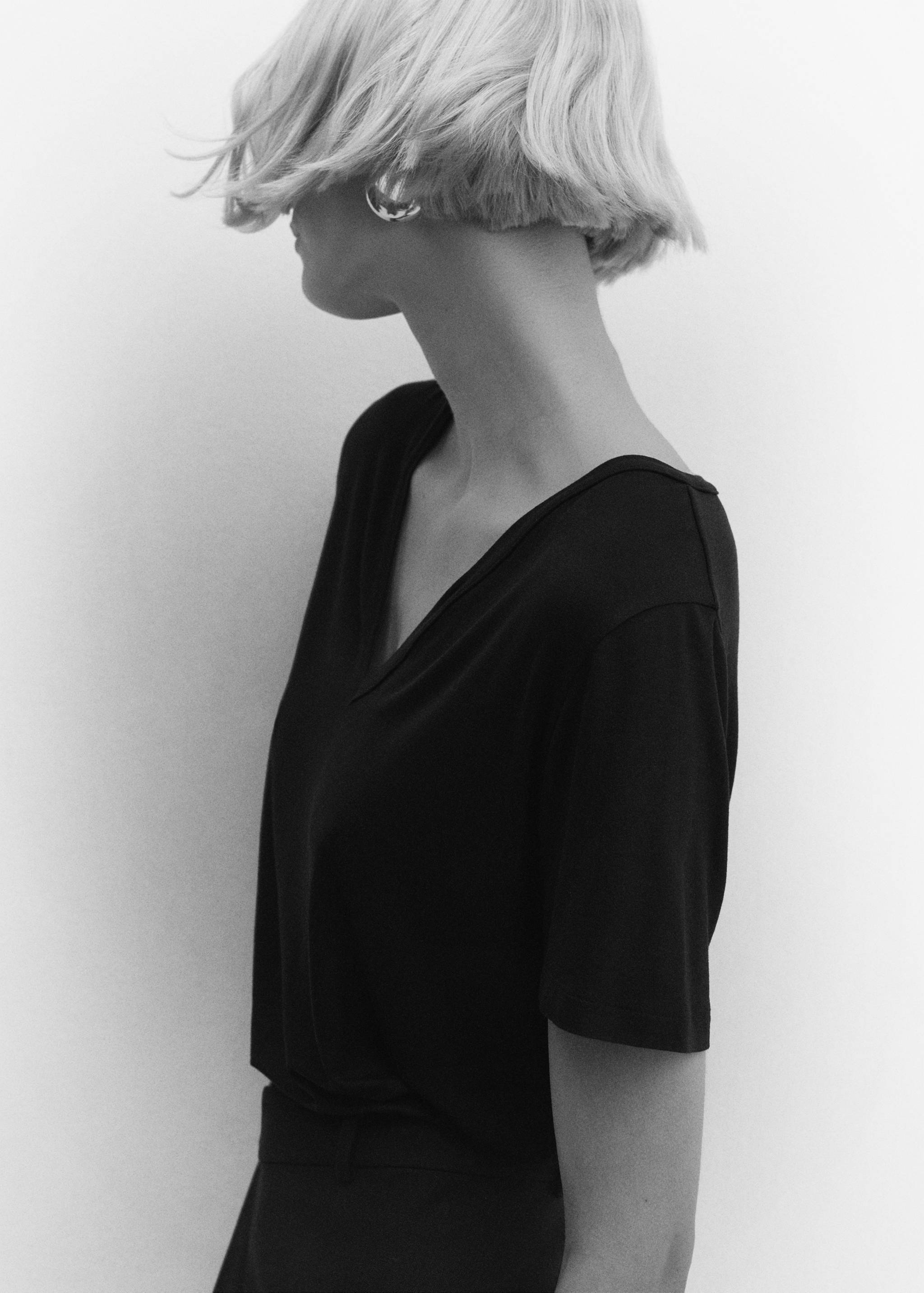 V-neck T-shirt - Details of the article 2