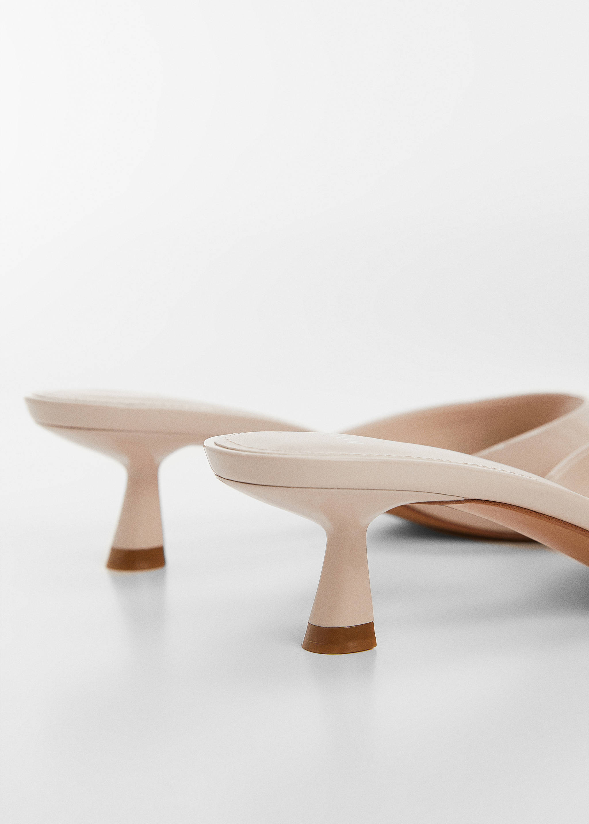 Sandália de salto com efeito de verniz - Pormenor do artigo 1