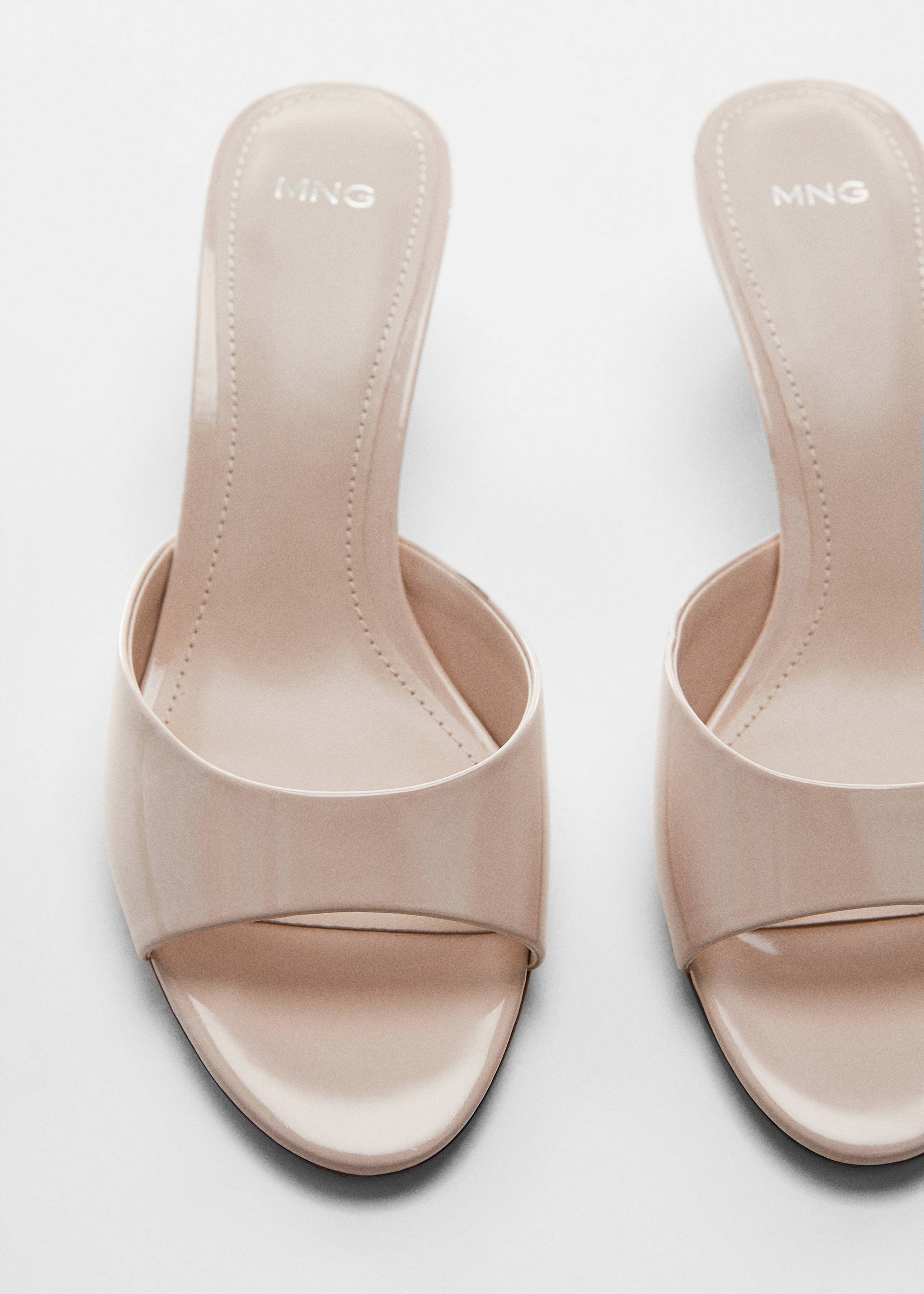 Sandália de salto com efeito de verniz - Pormenor do artigo 5