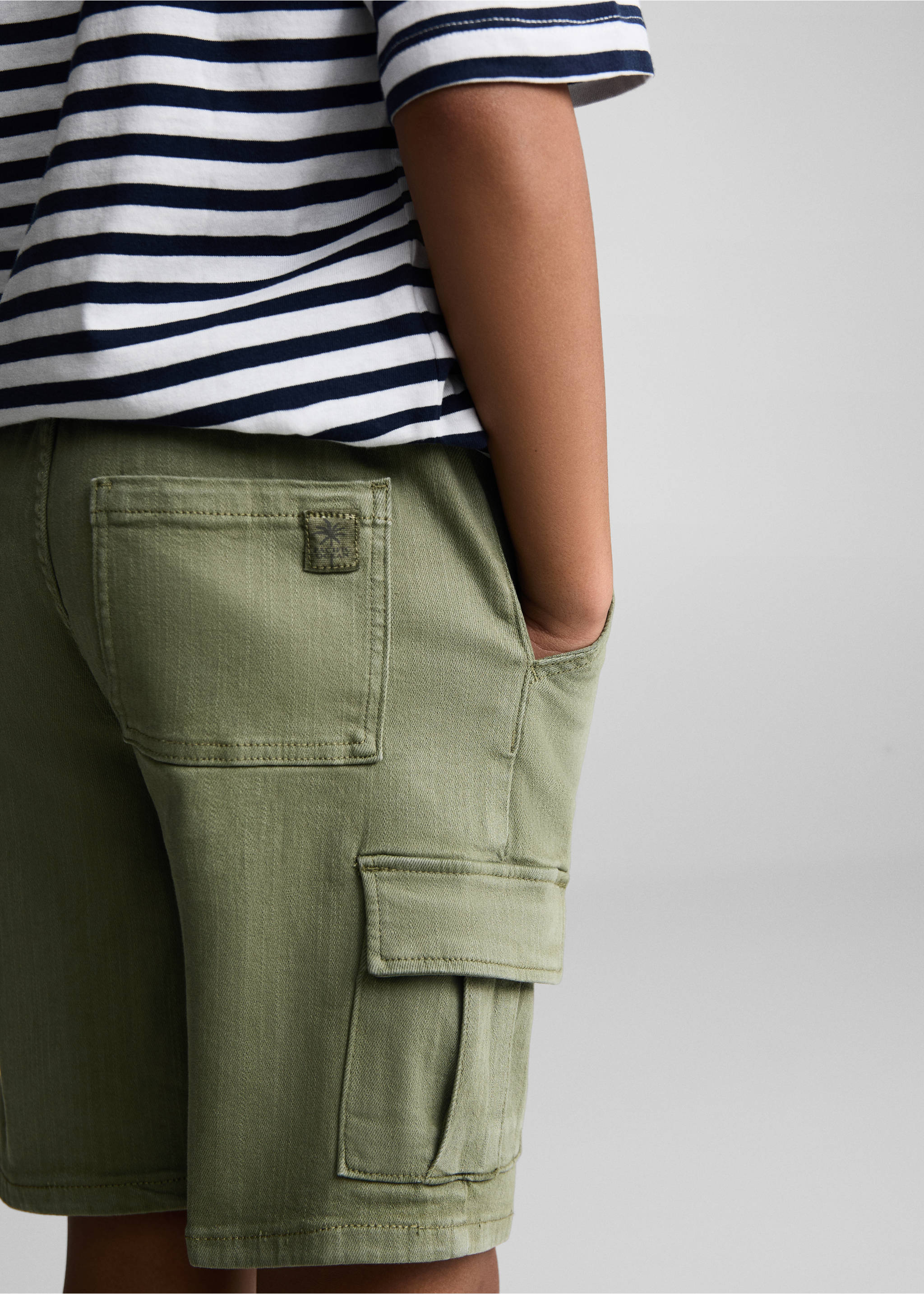 Cargo pockets Bermuda shorts - Details of the article 6, Khaki. Ref: 67075992-00.