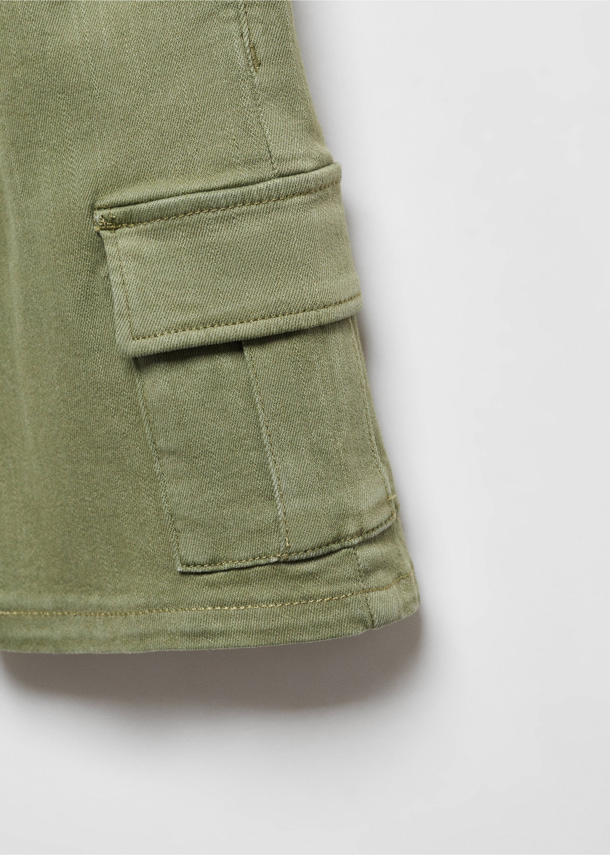 Cargo pockets Bermuda shorts - Details of the article 8, Khaki. Ref: 67075992-00.