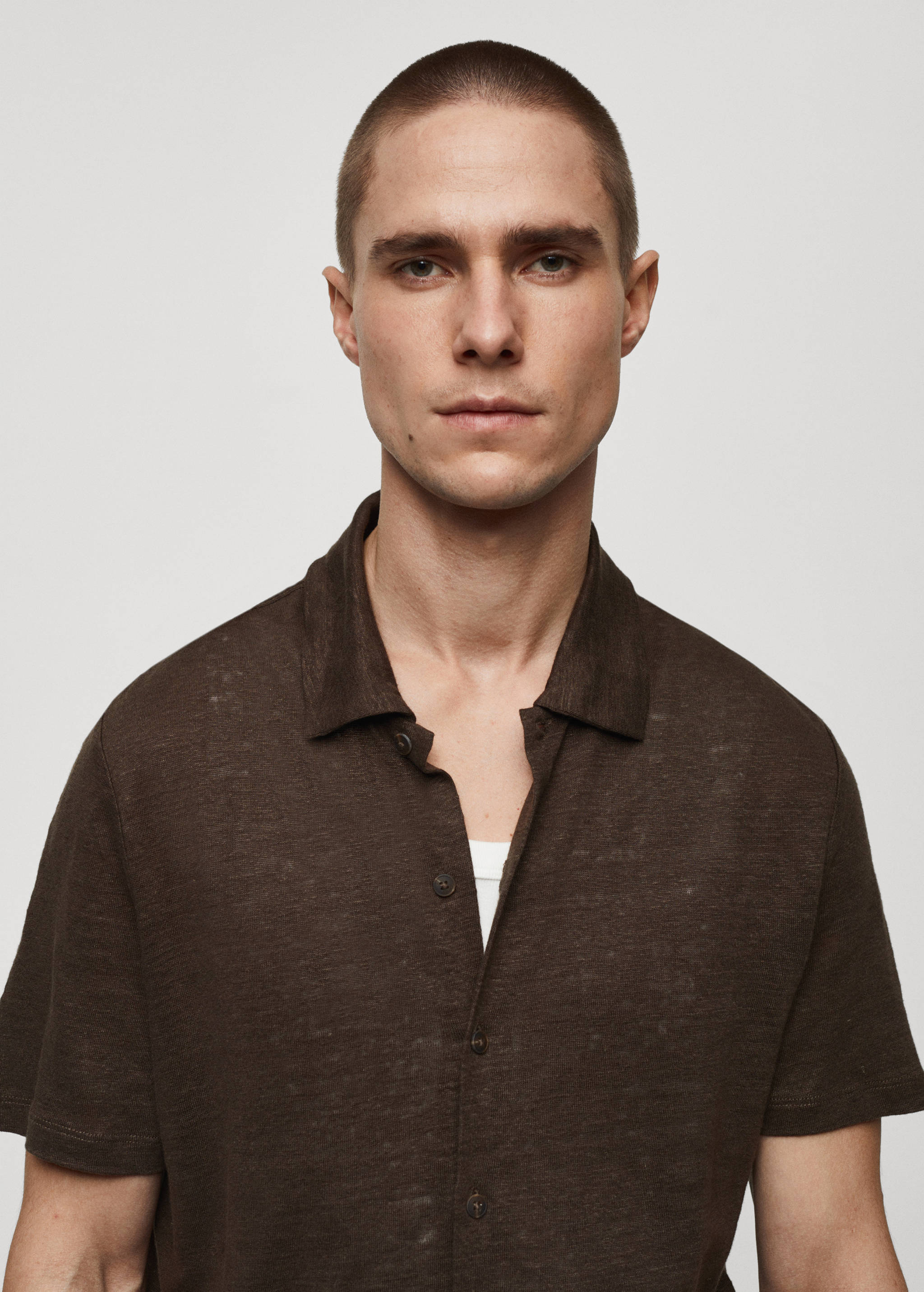 100% linen buttoned polo shirt - Details of the article 1