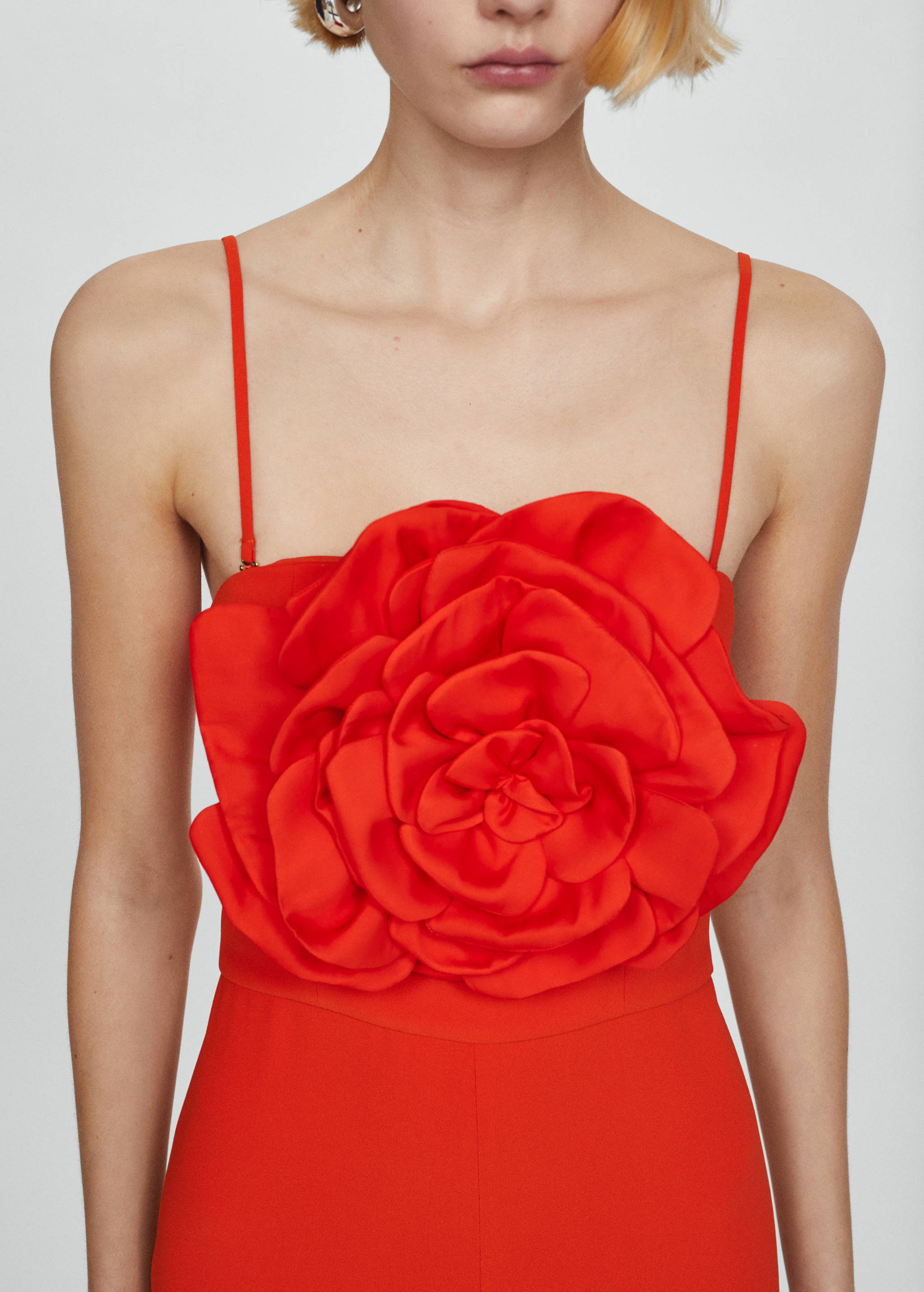 Kombinezon z dużym kwiatem - Plan średni