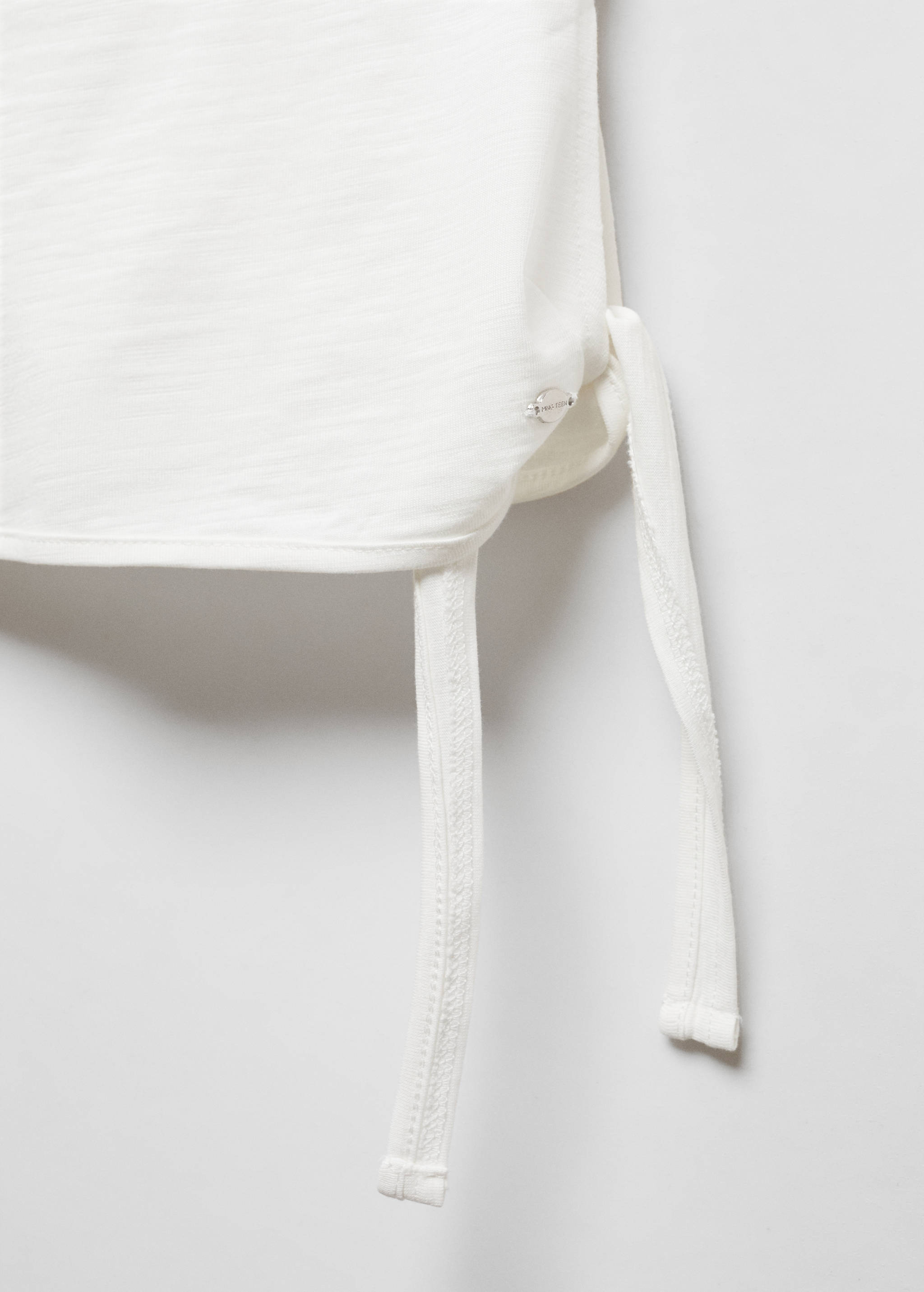 Asymmetrical t-shirt with bow - Details of the article 8
