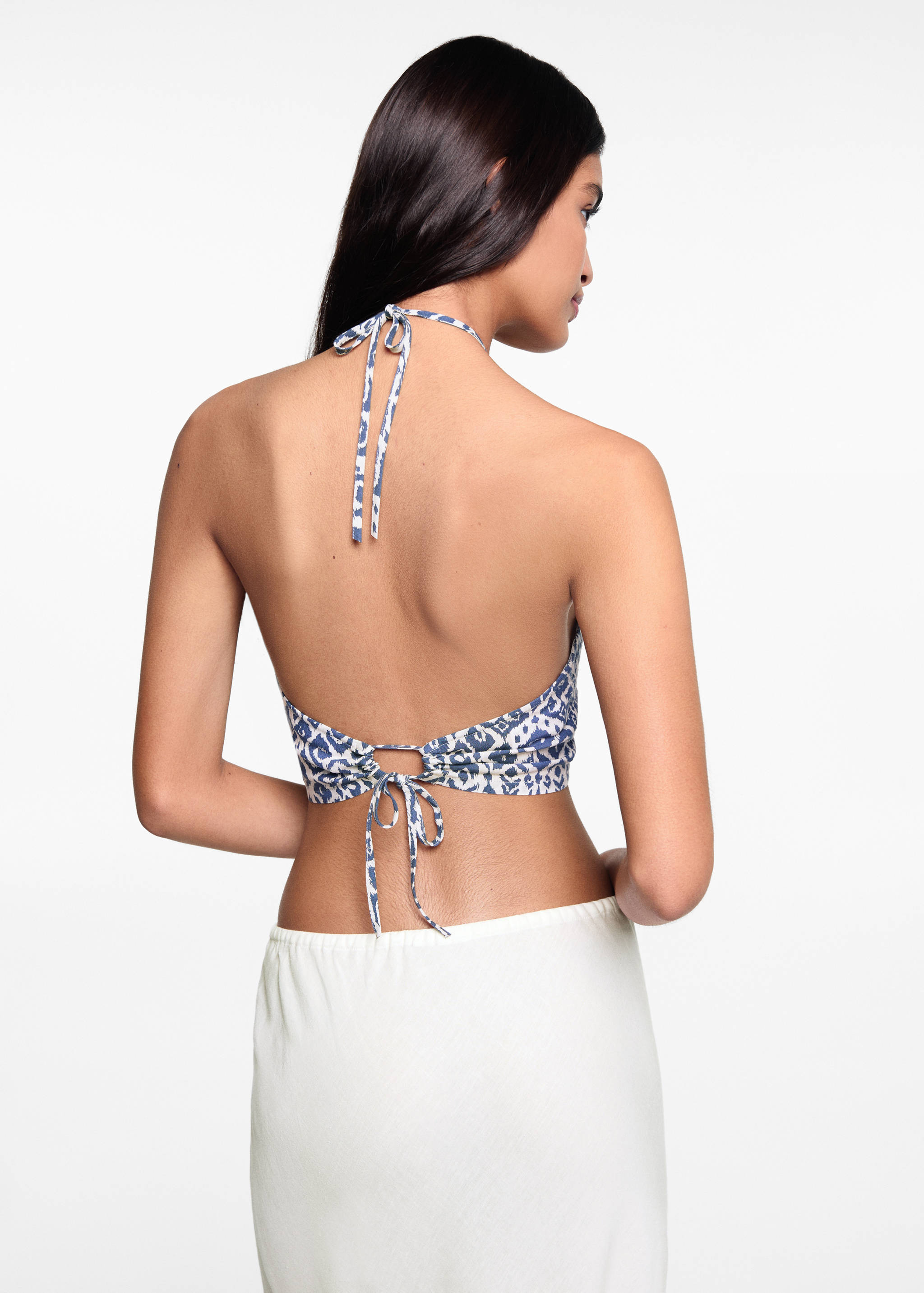 Krótki top z dekoltem halter i nadrukiem - Tylna strona artykułu