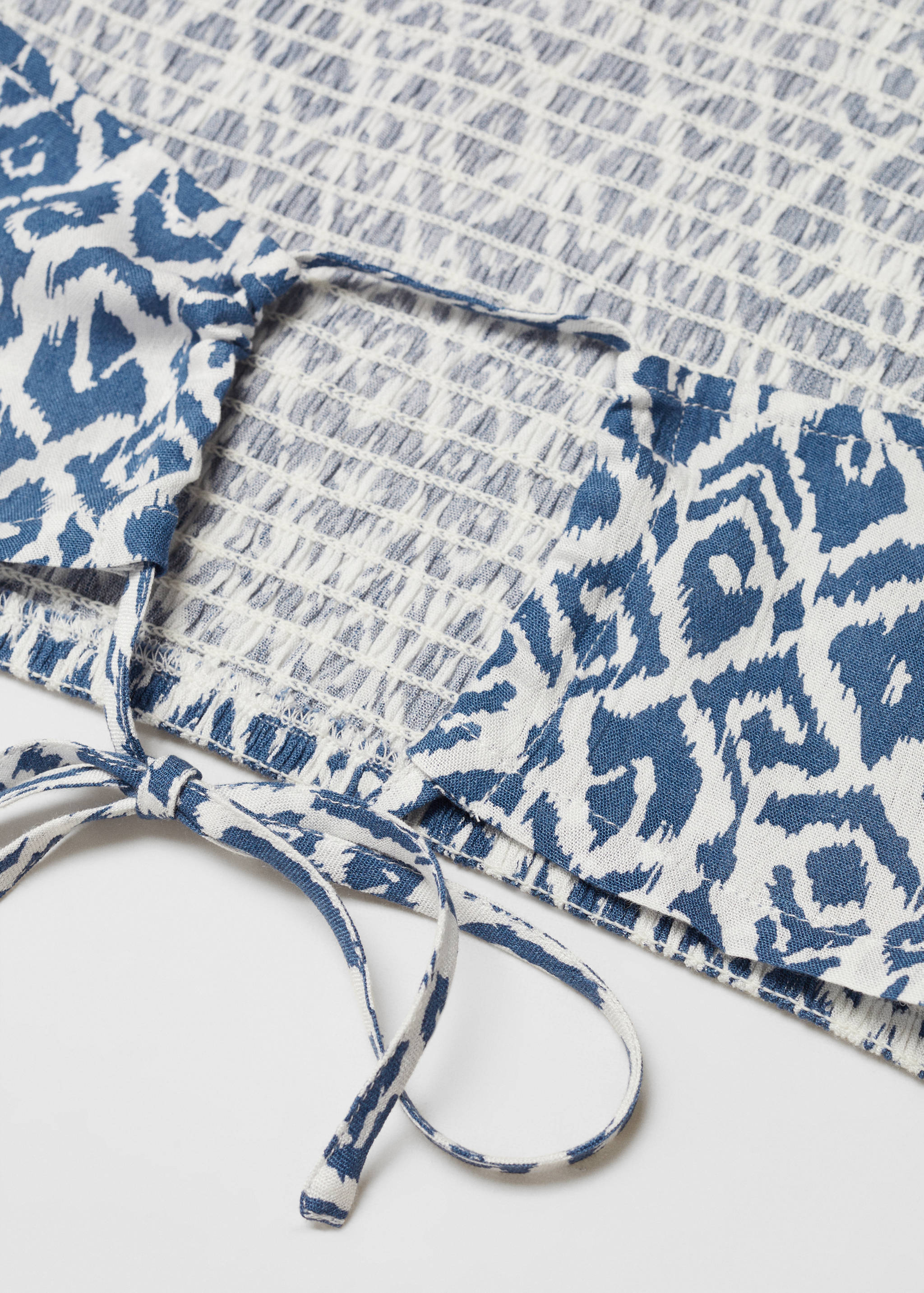 Krótki top z dekoltem halter i nadrukiem - Szczegóły artykułu 8