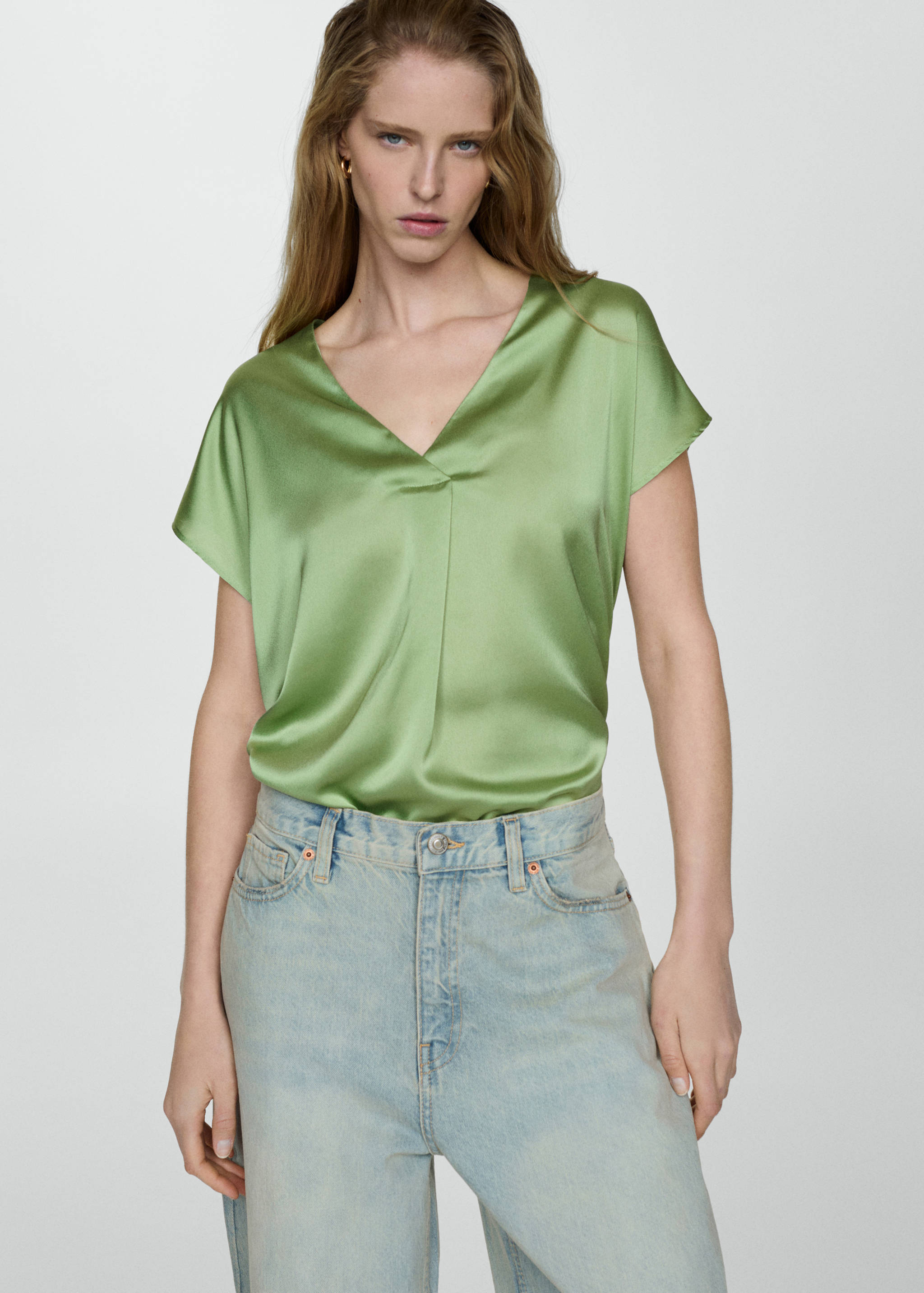 T-shirt satiné col en V - Plan moyen
