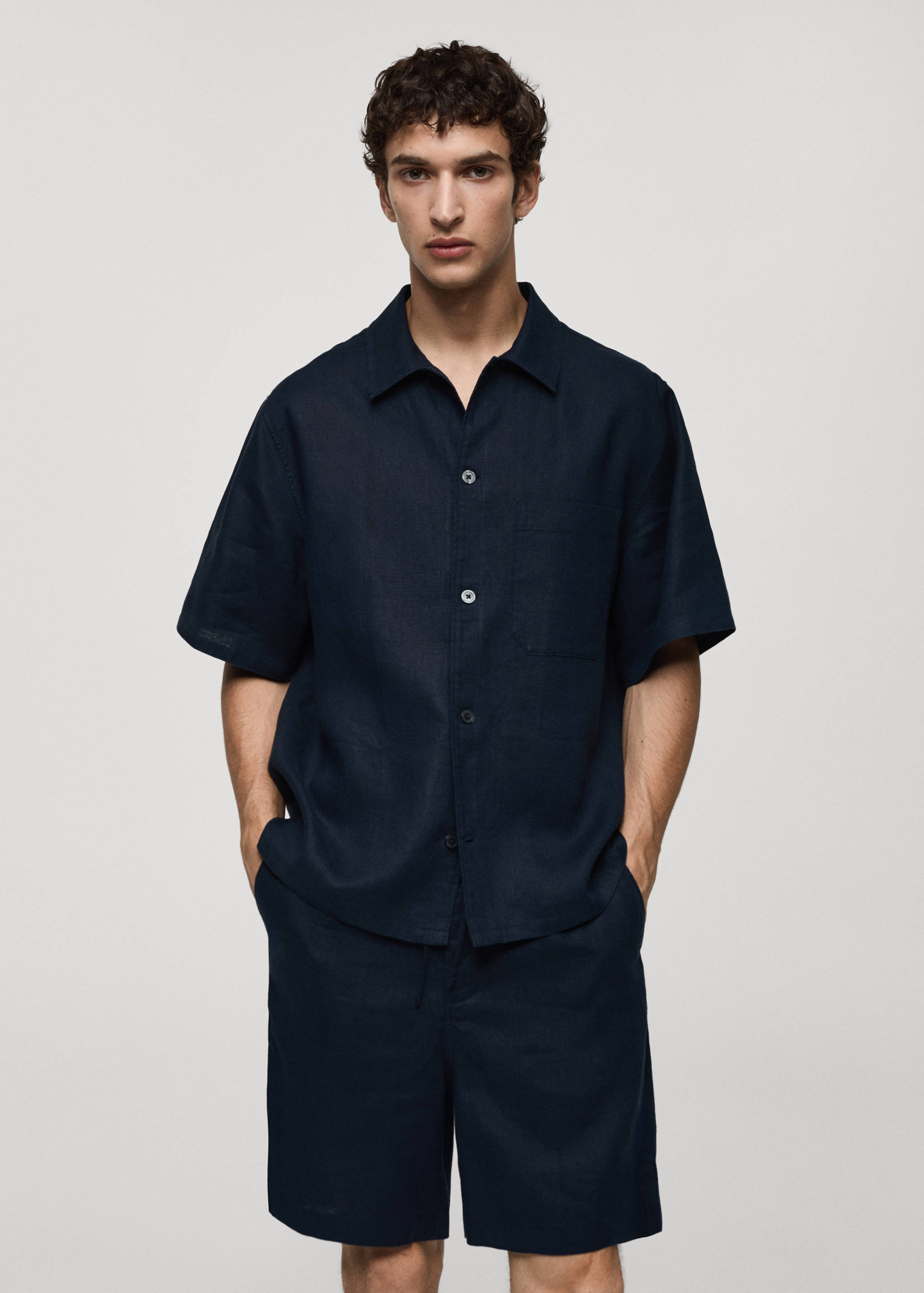 Regular-Fit-Hemd aus 100 % Leinen mit Tasche - Mittlere Ansicht