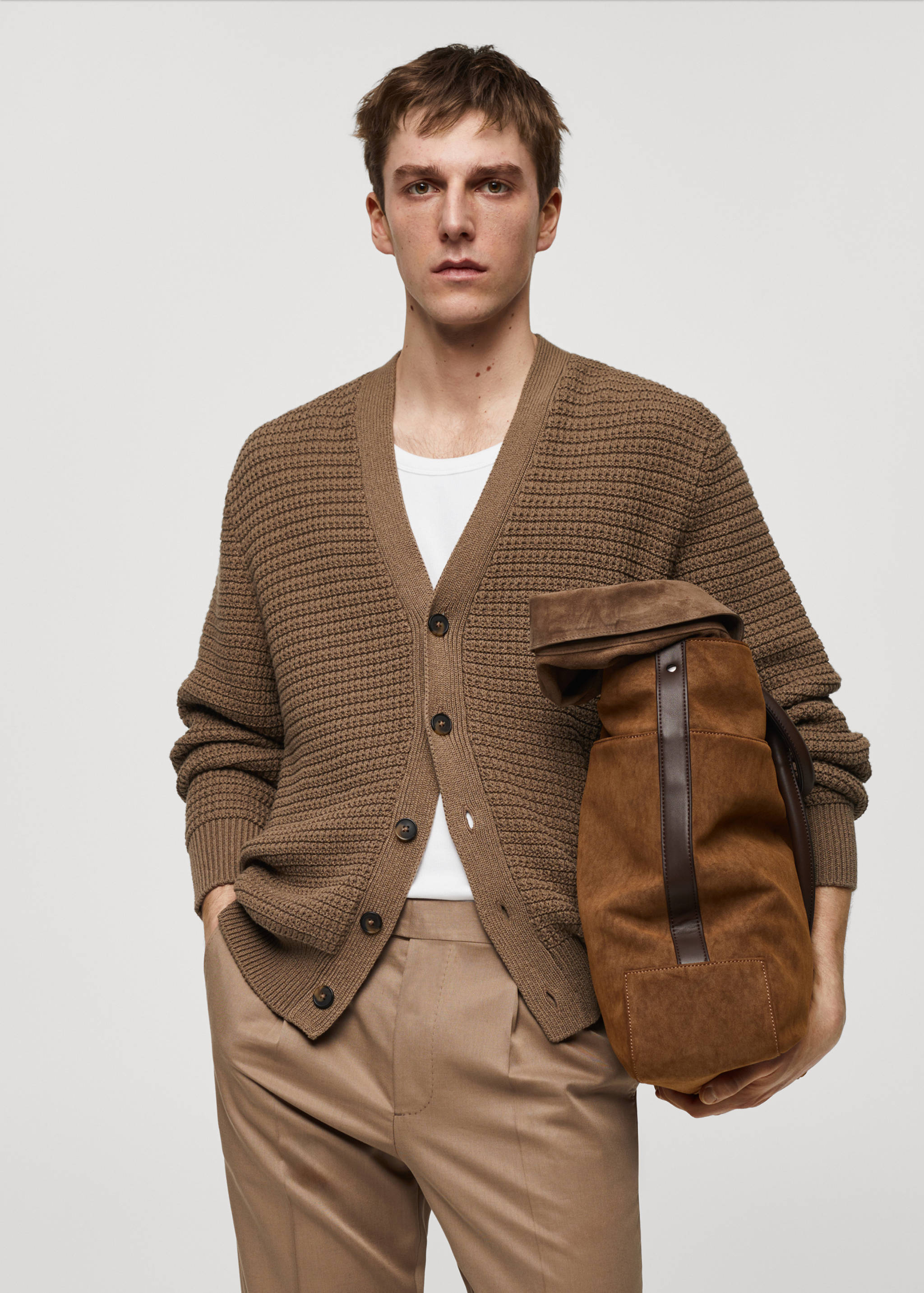 Strickjacke mit Zopfmuster und Knöpfen - Mittlere Ansicht