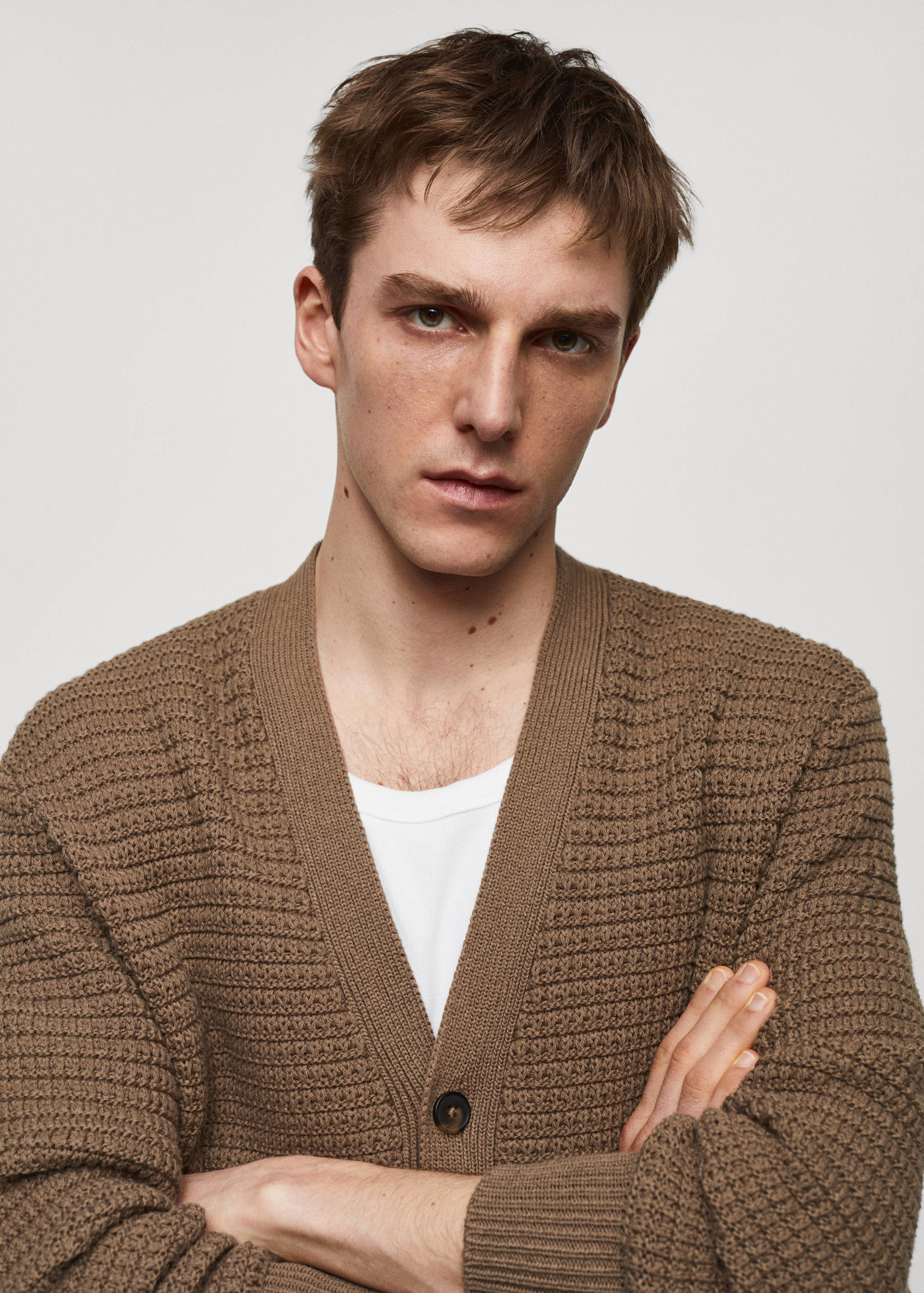 Strickjacke mit Zopfmuster und Knöpfen - Detail des Artikels 1