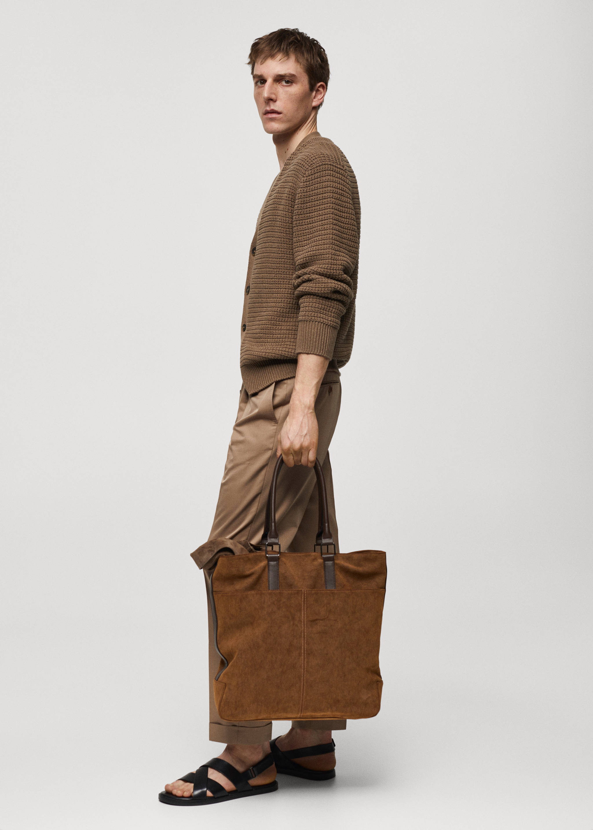 Strickjacke mit Zopfmuster und Knöpfen - Detail des Artikels 2