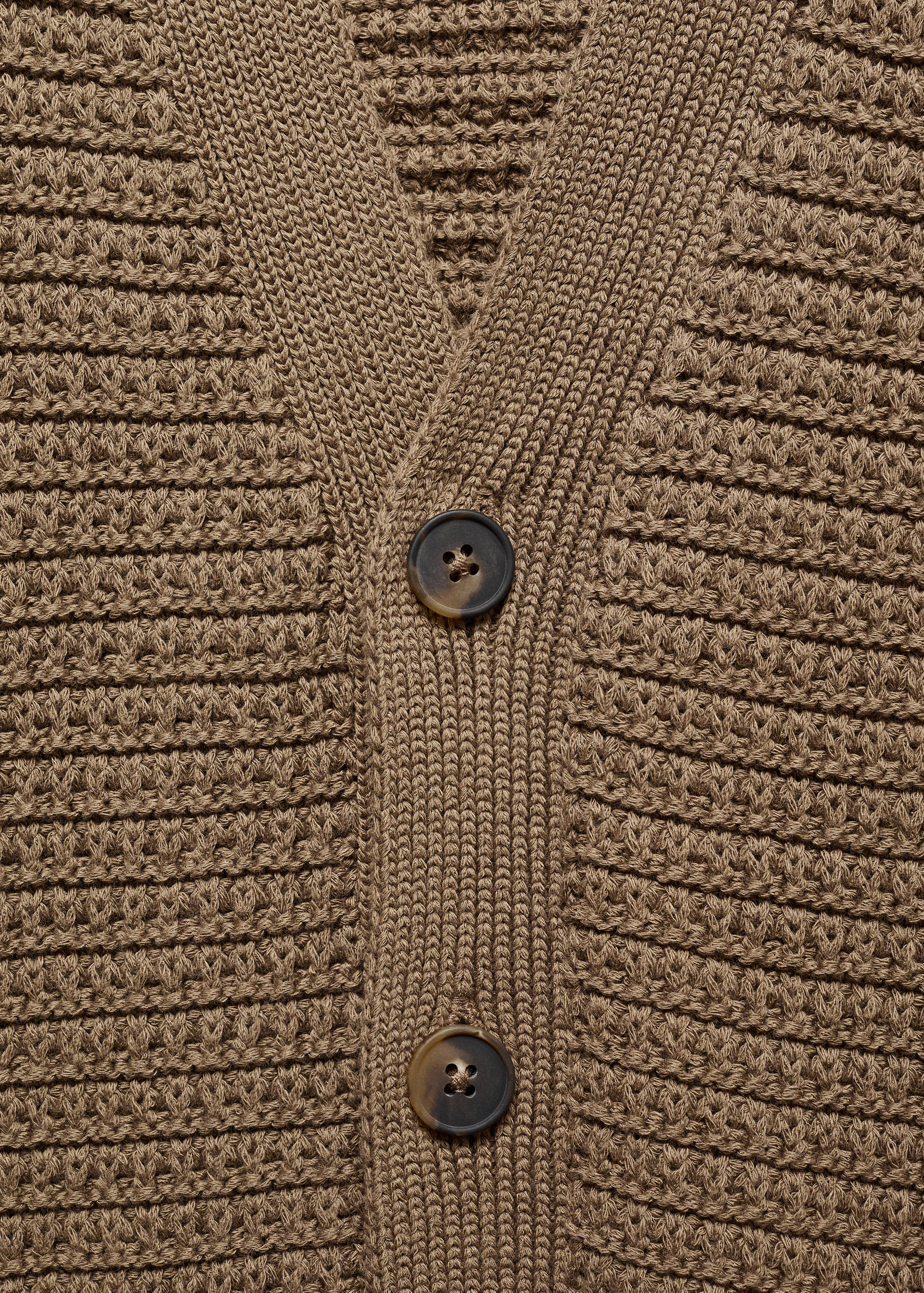 Strickjacke mit Zopfmuster und Knöpfen - Detail des Artikels 8
