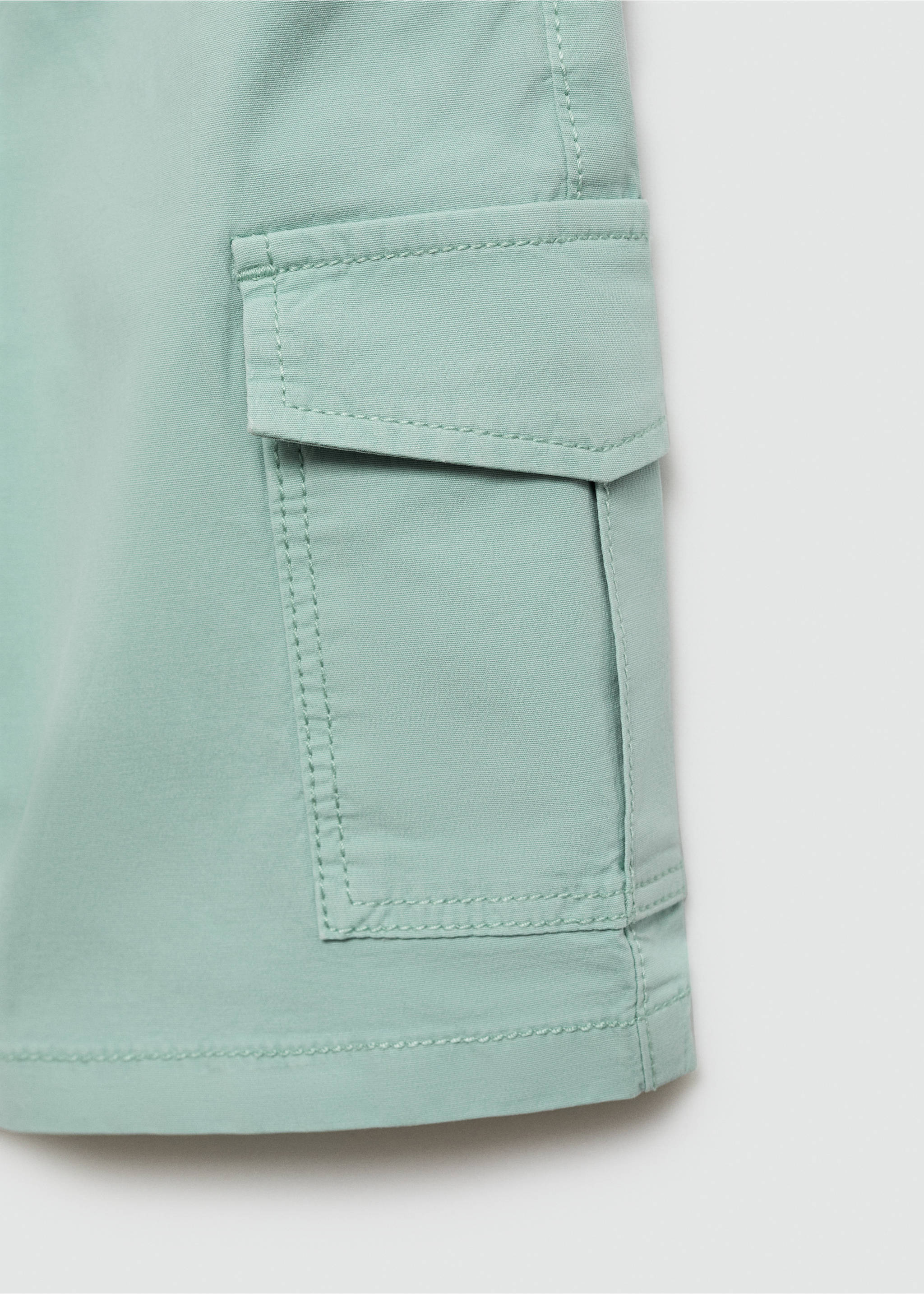 Cargo pockets Bermuda shorts - Details of the article 8, Turquoise. Ref: 67078269-00.