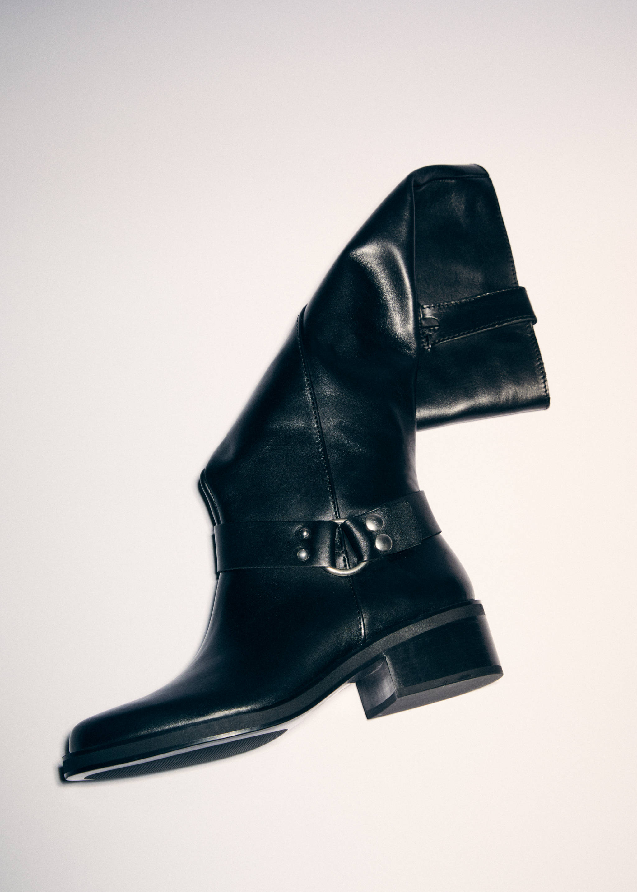 Buckles leather boots - Details of the article 9, Black. Ref: 67080432-00.