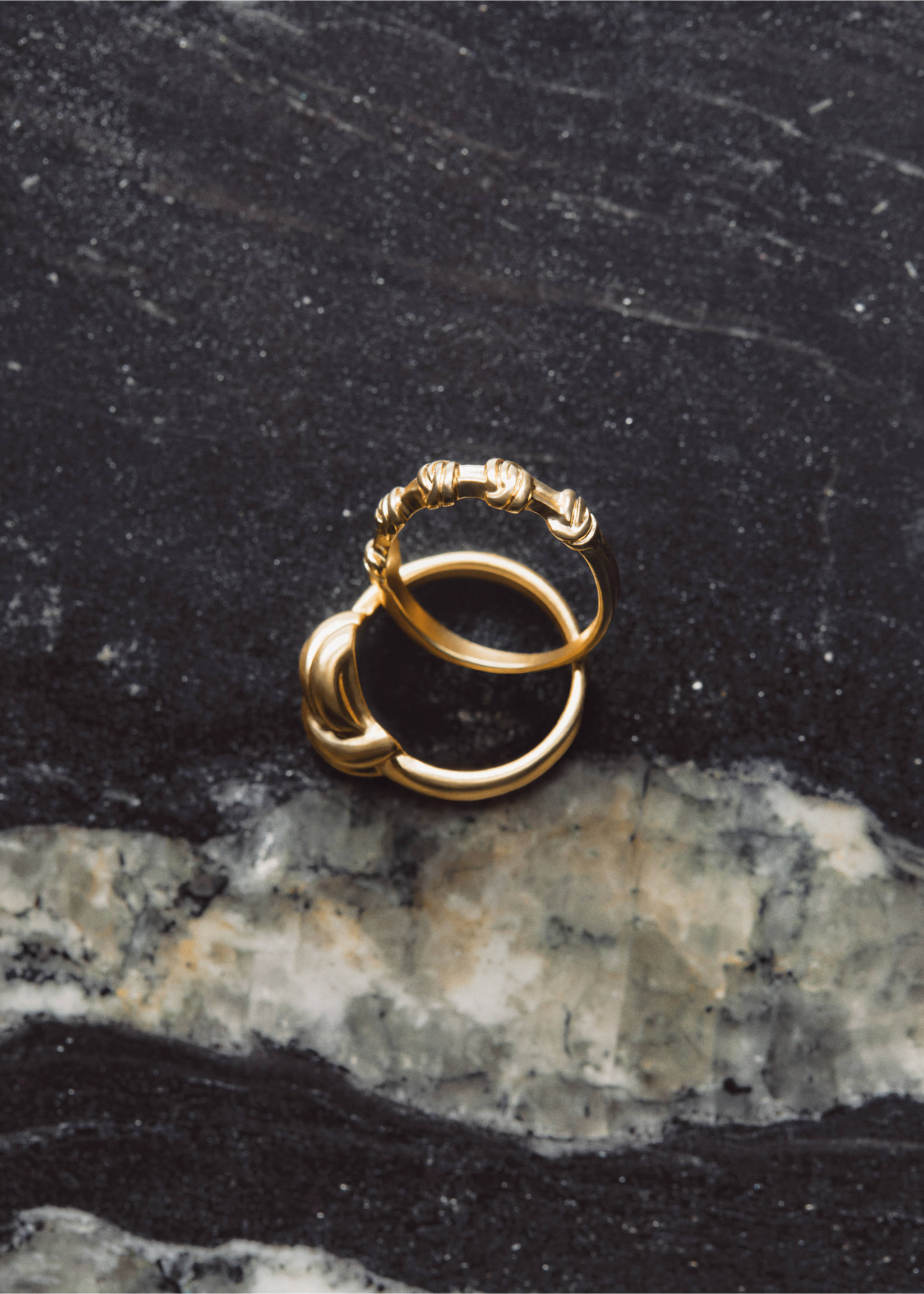 Set ineinander verschlungene Ringe - Detail des Artikels 7, Gold. Ref: 67080446-00.